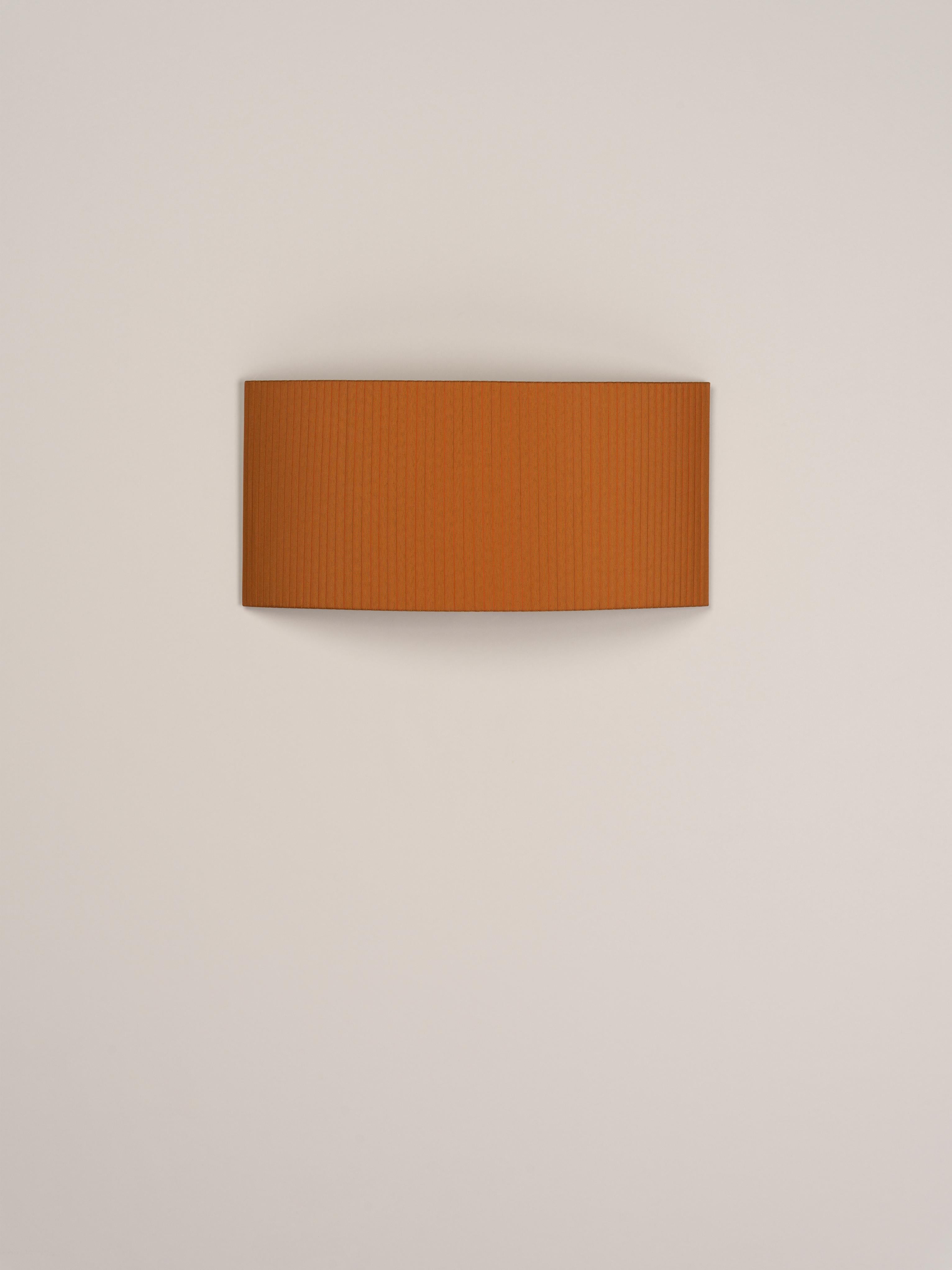 Aplique rectangular Comodín mostaza by Santa & Cole
Dimensiones: P 50 x An 13 x Al 24 cm
Materiales: Metal, cinta.

Este aplique minimalista humaniza los espacios neutros con su sobriedad colorista y funcional. La pantalla está entallada a mano,