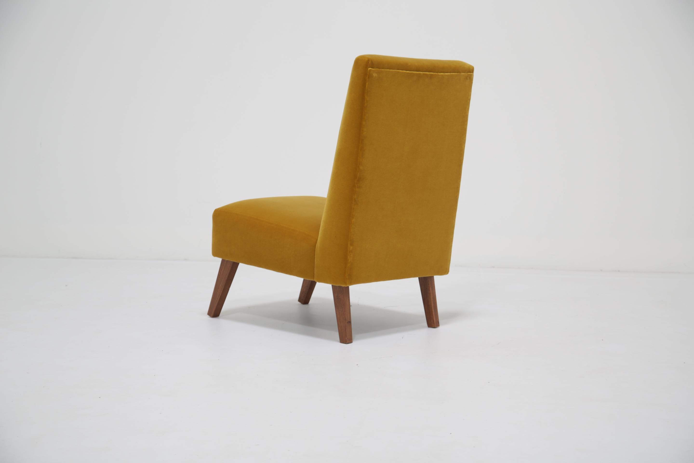 Silla deslizante de terciopelo de algodón mostaza con patas de teca, Silla de dormitorio en venta 3