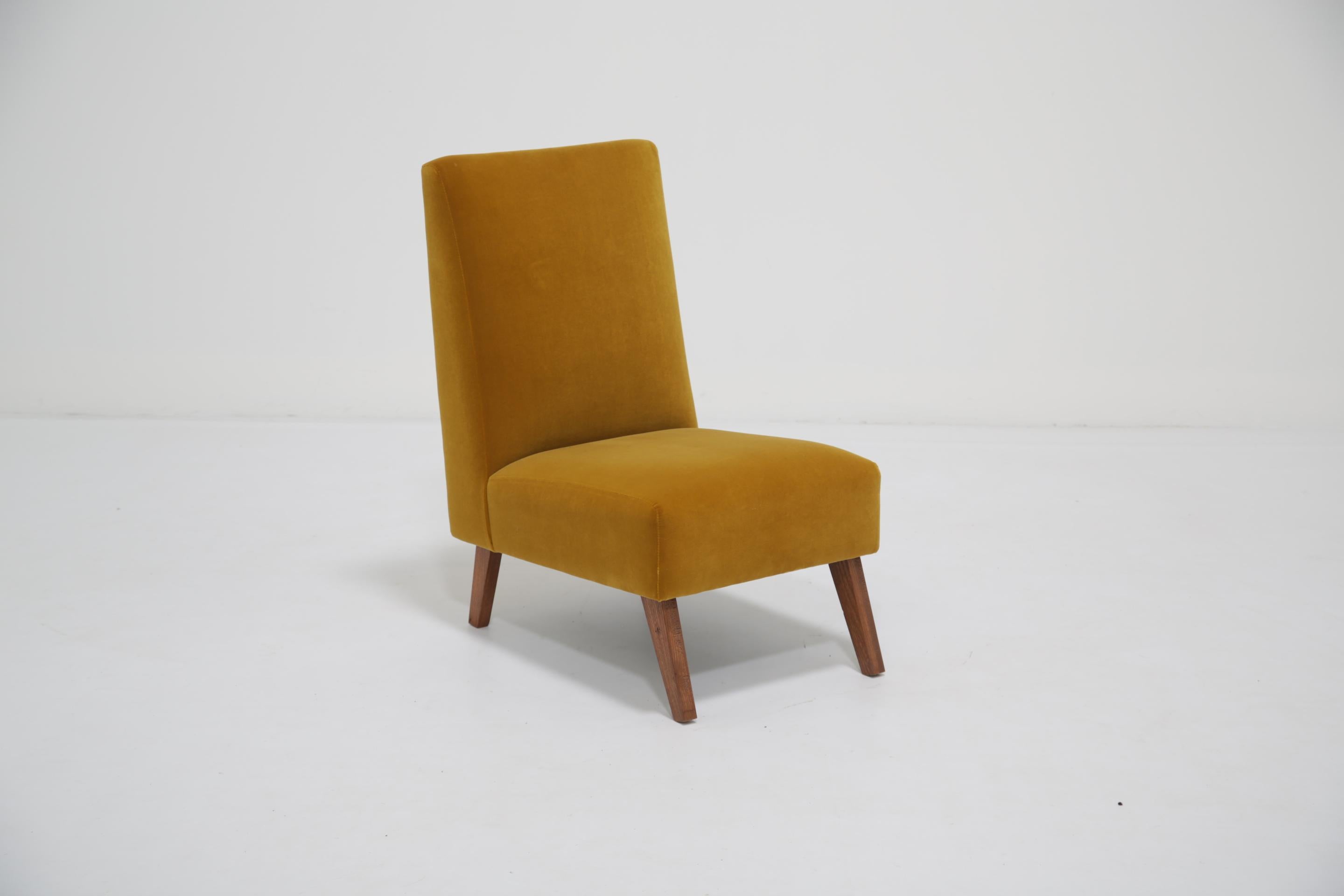 Silla deslizante de terciopelo de algodón mostaza con patas de teca, Silla de dormitorio Moderno de mediados de siglo en venta