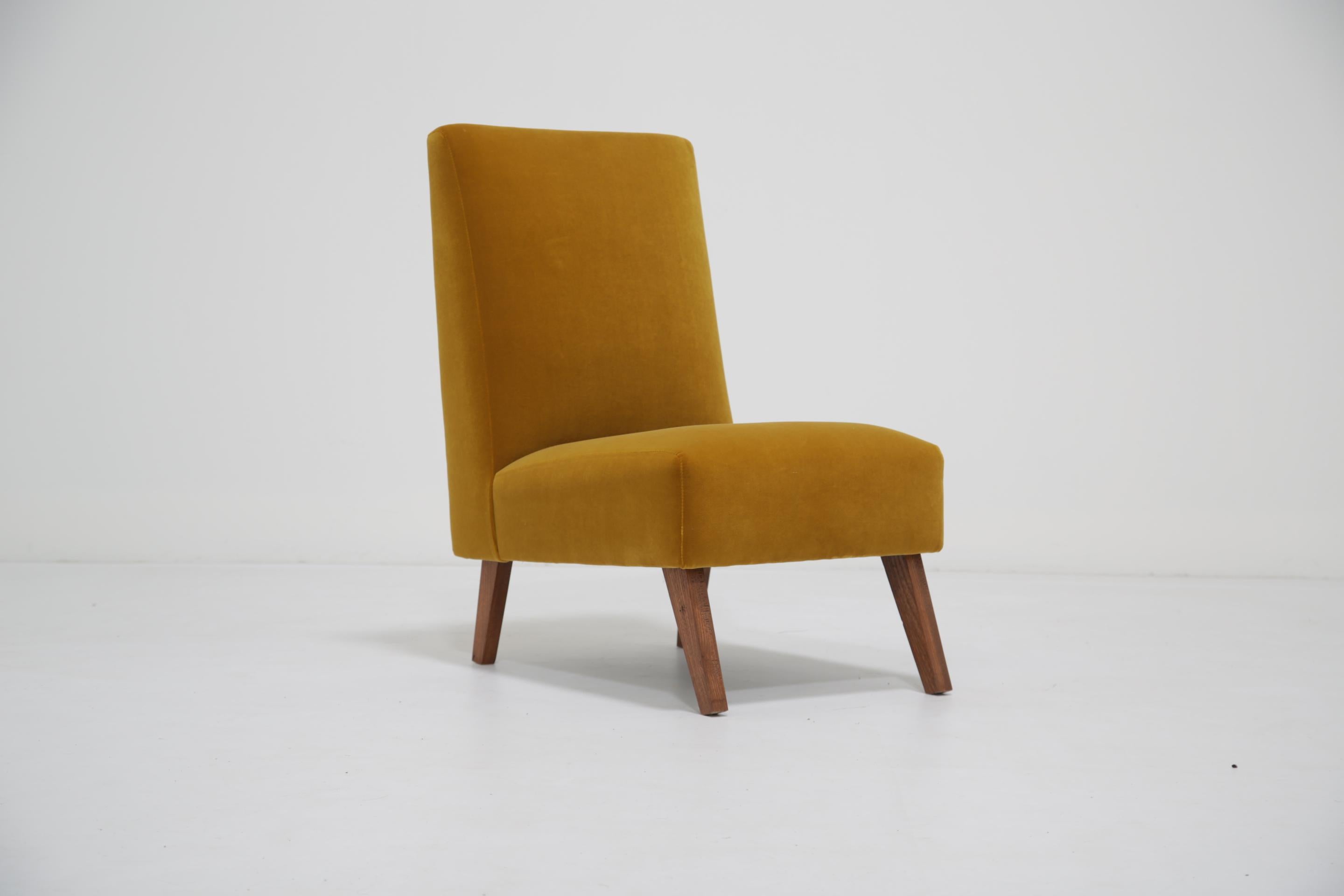Silla deslizante de terciopelo de algodón mostaza con patas de teca, Silla de dormitorio en Bueno estado para la venta en Dublin 8, IE