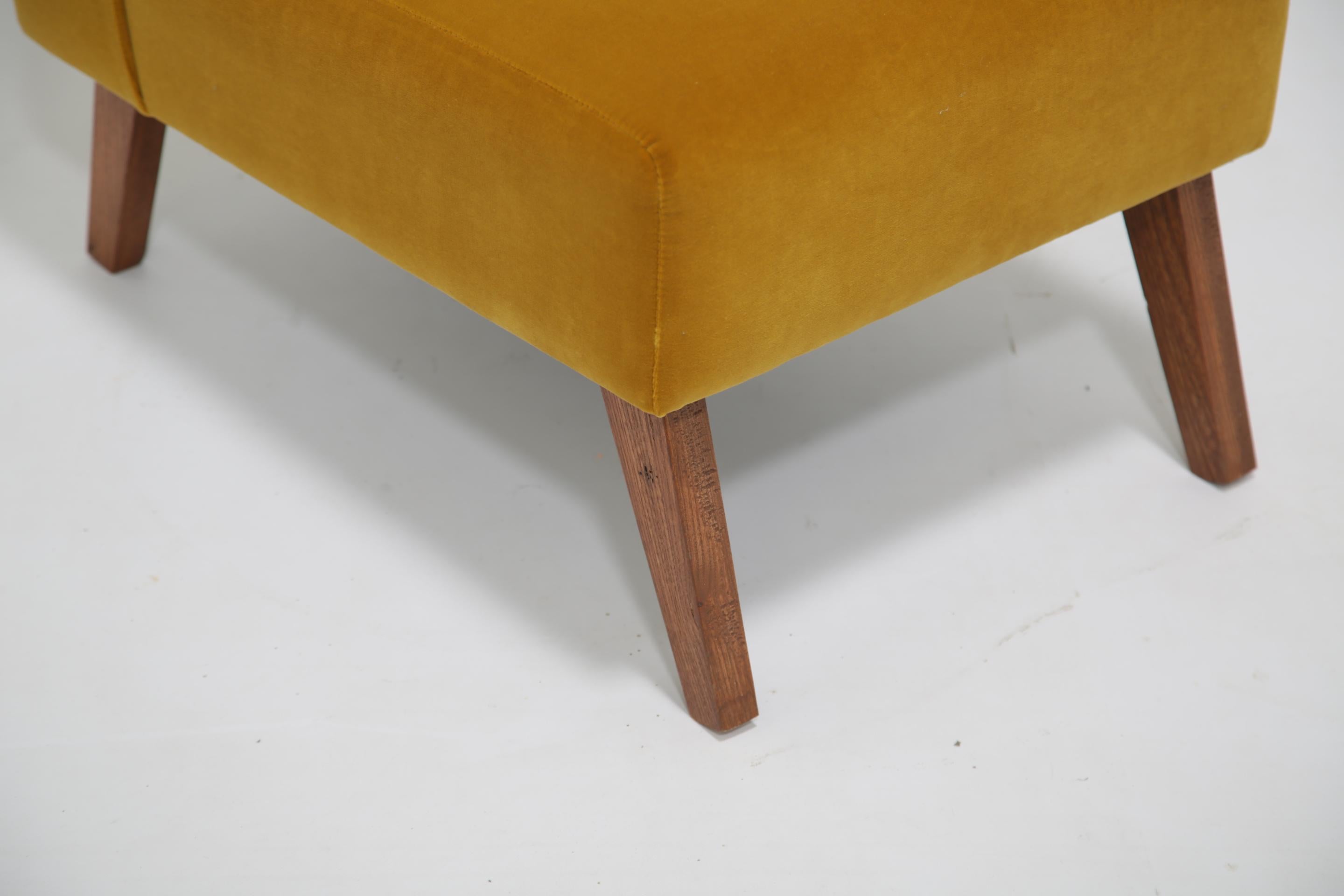 Silla deslizante de terciopelo de algodón mostaza con patas de teca, Silla de dormitorio mediados del siglo XX en venta
