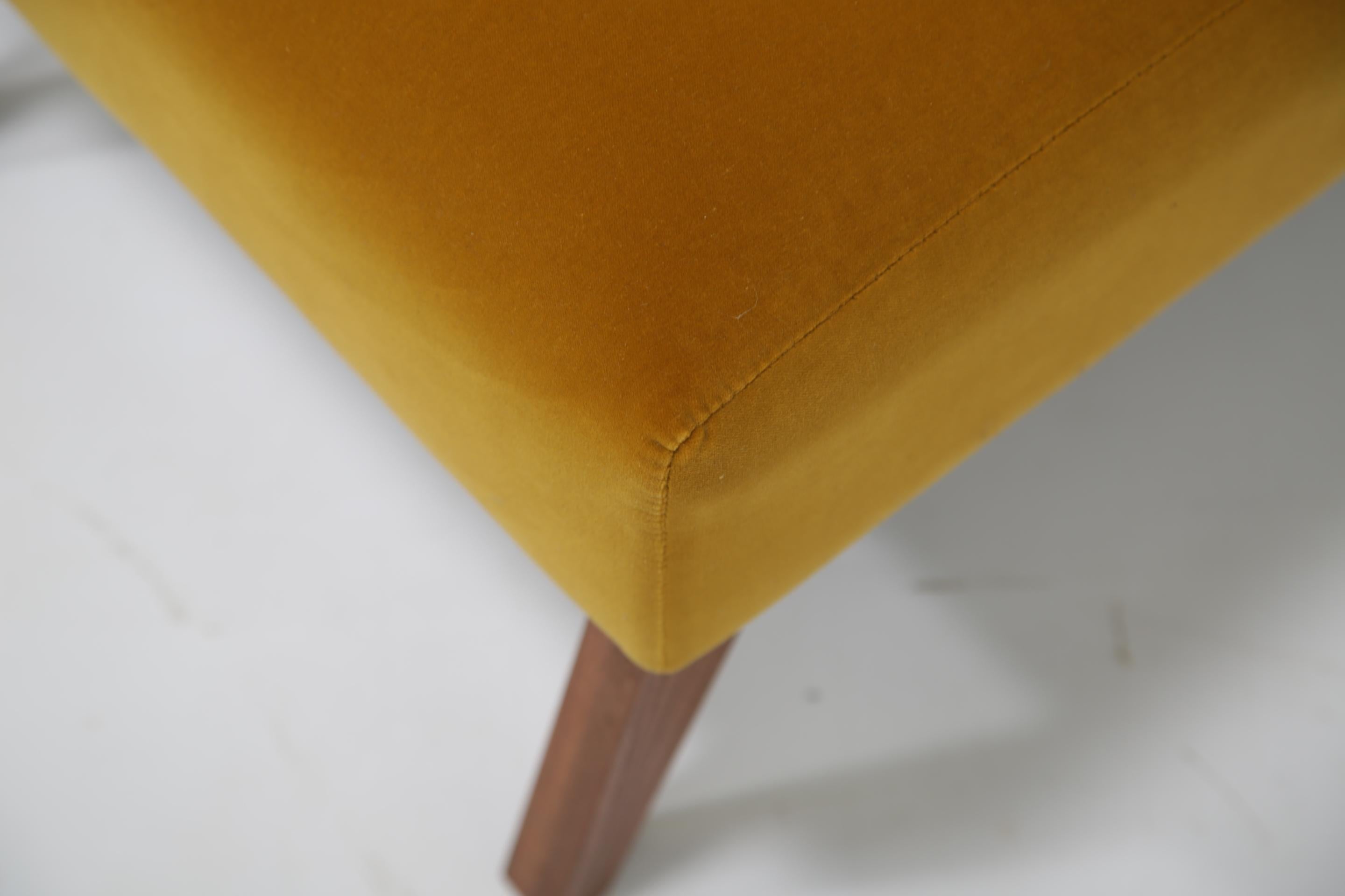 Silla deslizante de terciopelo de algodón mostaza con patas de teca, Silla de dormitorio en venta 1