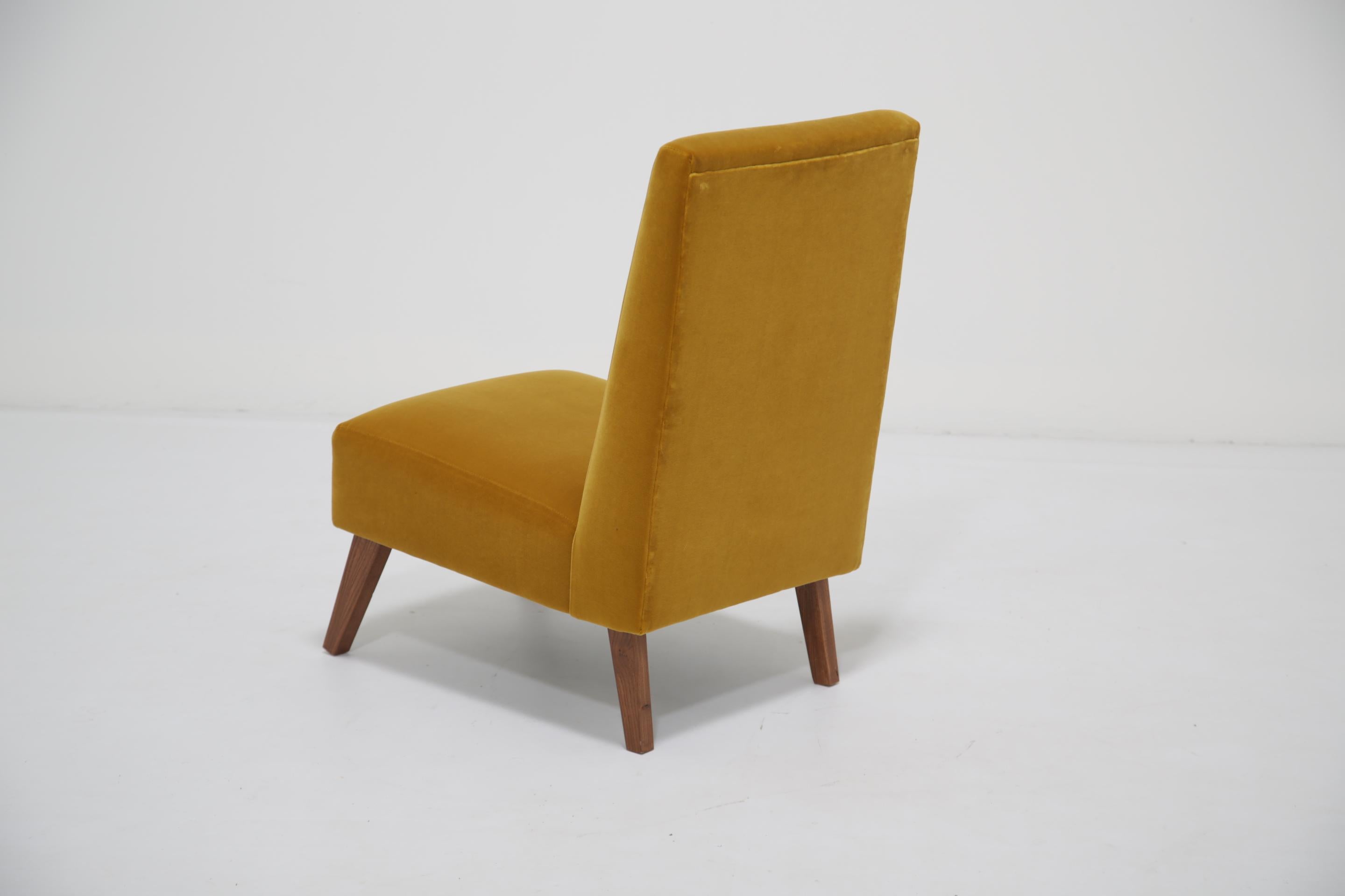 Silla deslizante de terciopelo de algodón mostaza con patas de teca, Silla de dormitorio en venta 2
