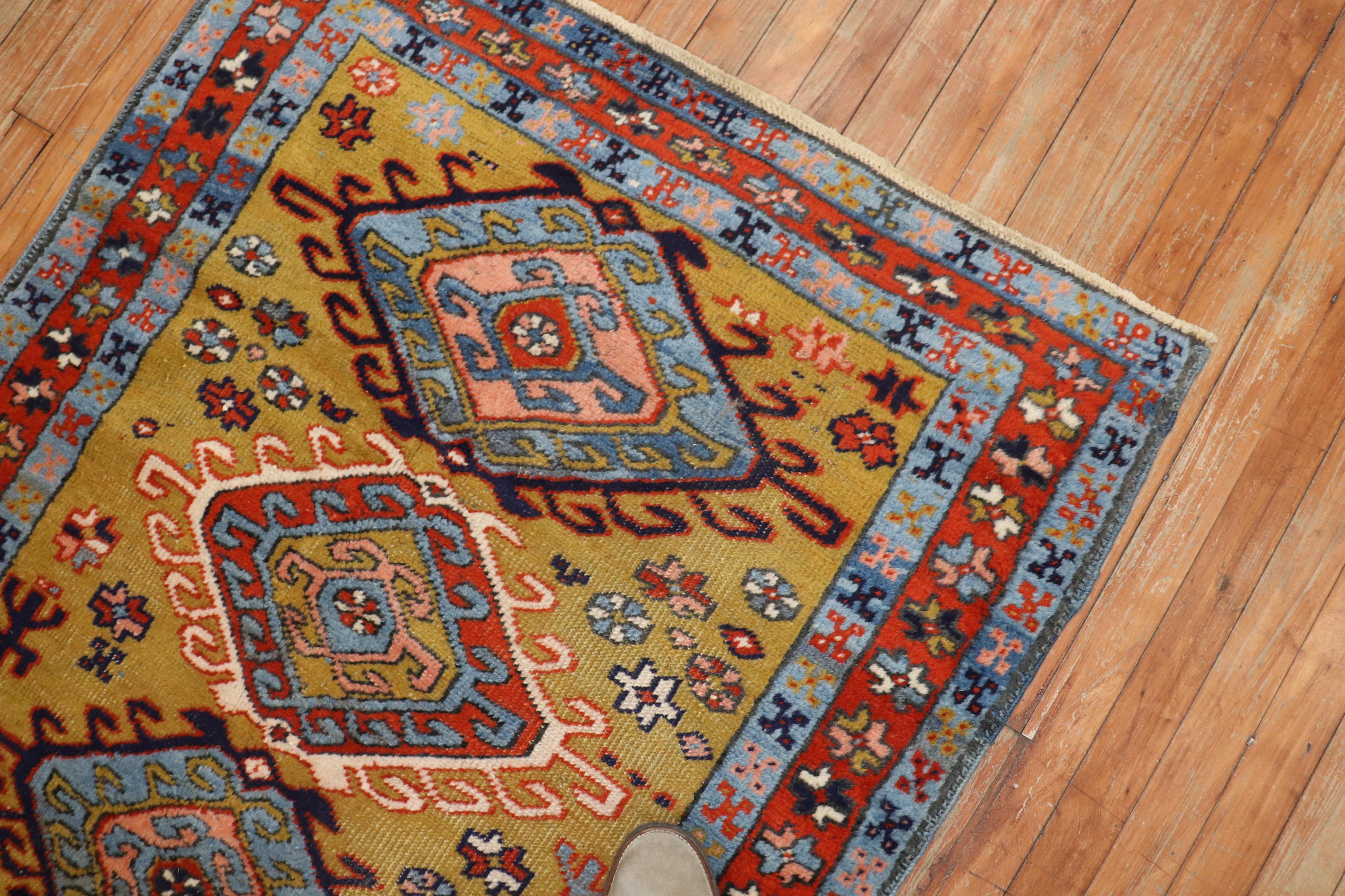 Senffarbener quadratischer Heriz-Teppich mit Stammesmotiv aus dem Nordwesten Persiens (Kasachisch) im Angebot