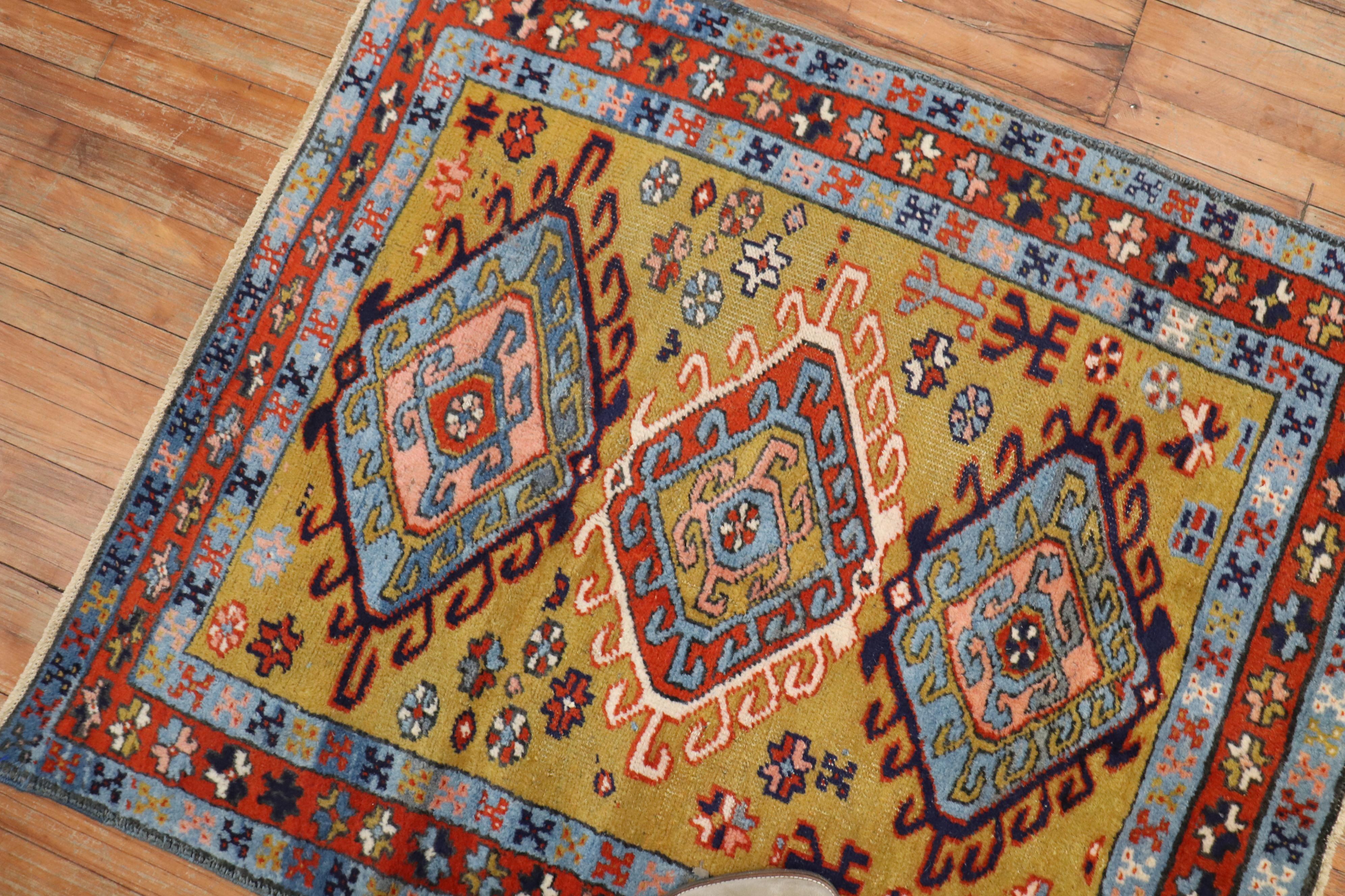 Senffarbener quadratischer Heriz-Teppich mit Stammesmotiv aus dem Nordwesten Persiens (Kaukasisch) im Angebot