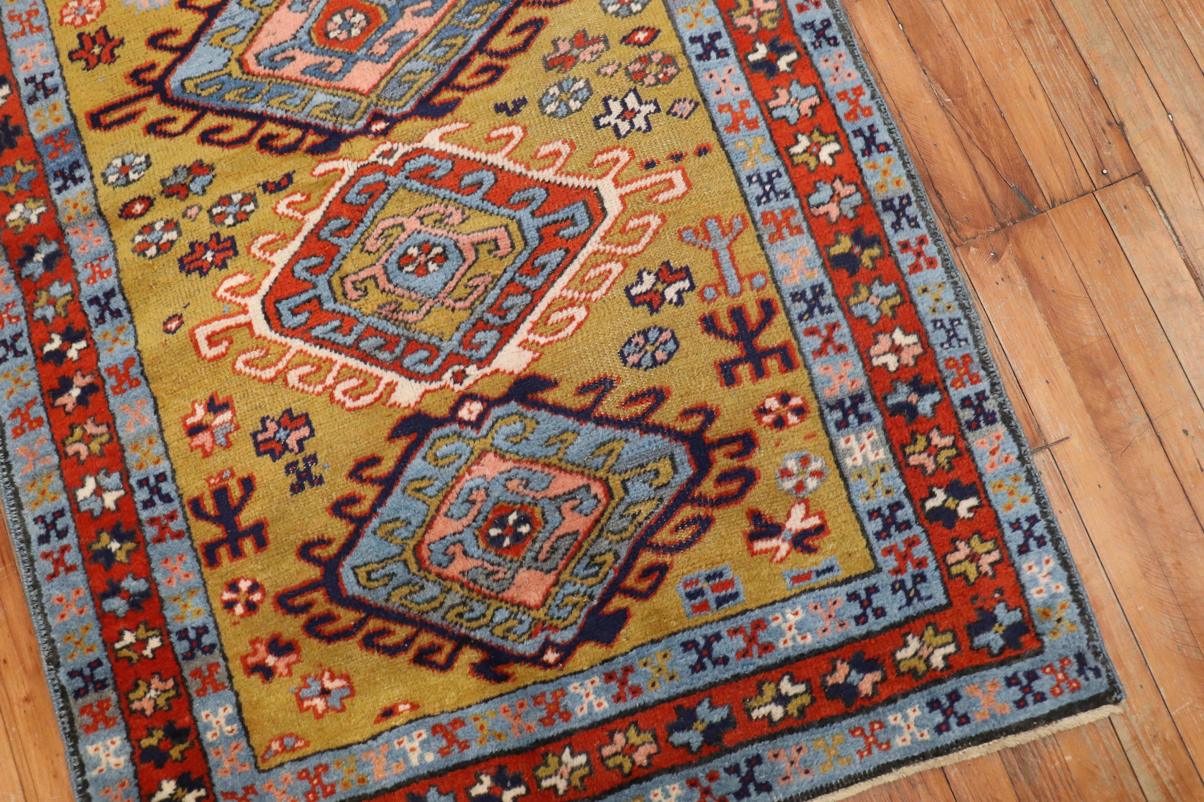 Senffarbener quadratischer Heriz-Teppich mit Stammesmotiv aus dem Nordwesten Persiens im Zustand „Gut“ im Angebot in New York, NY