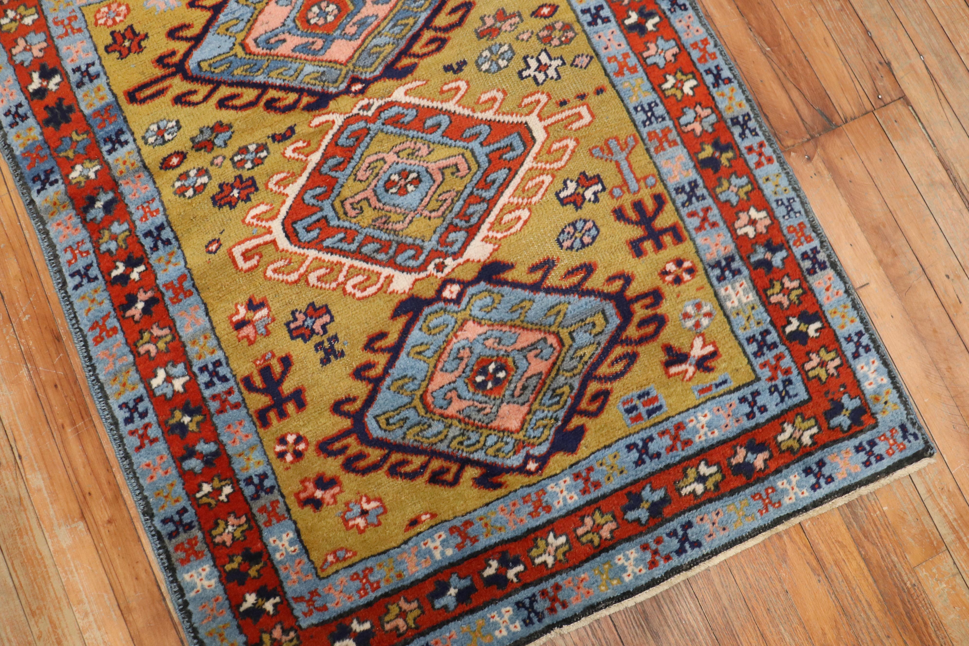 Senffarbener quadratischer Heriz-Teppich mit Stammesmotiv aus dem Nordwesten Persiens (20. Jahrhundert) im Angebot
