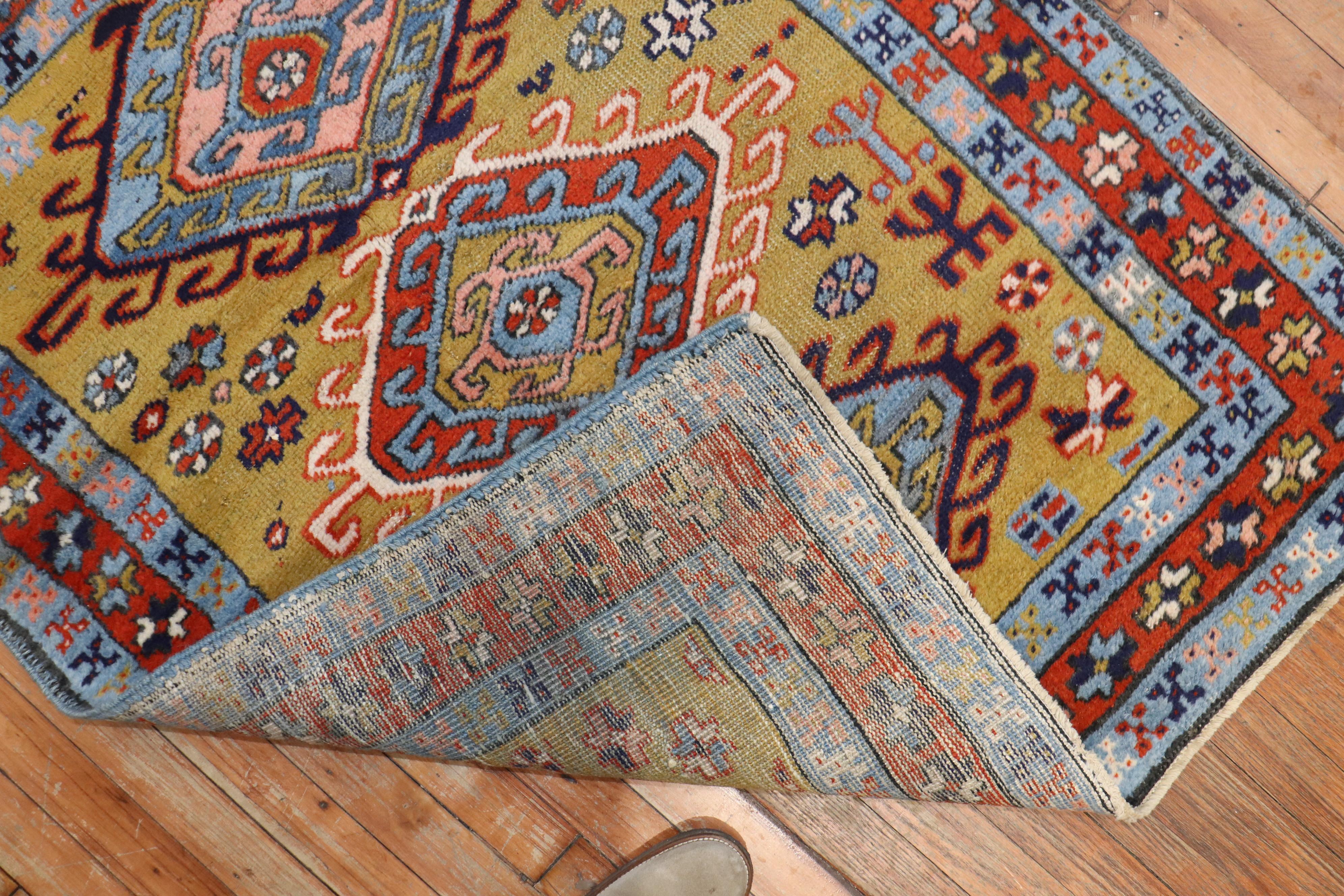 Senffarbener quadratischer Heriz-Teppich mit Stammesmotiv aus dem Nordwesten Persiens (Wolle) im Angebot