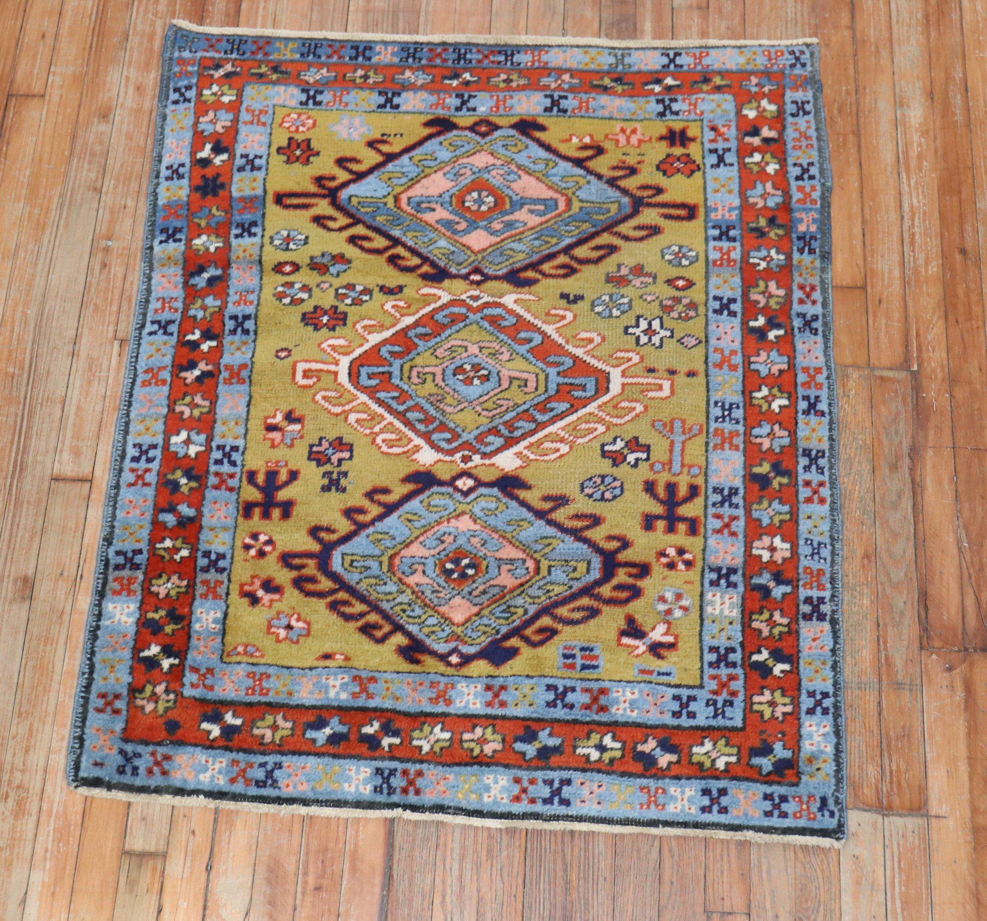 Senffarbener quadratischer Heriz-Teppich mit Stammesmotiv aus dem Nordwesten Persiens im Angebot 1