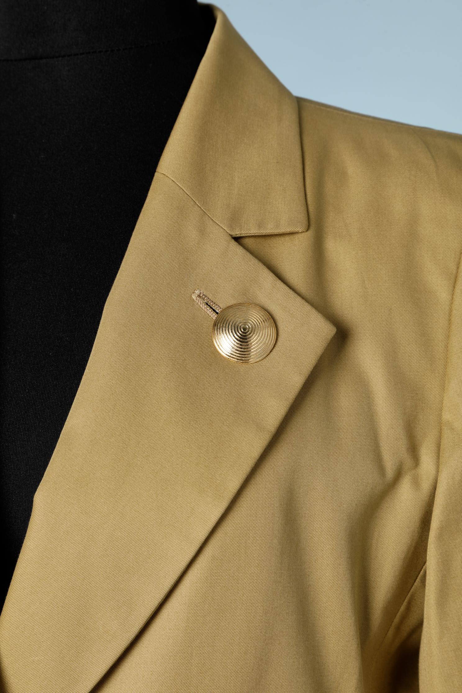 Senfgrüne einreihige Jacke mit goldenen Metallknöpfen und Taschen. Seidenfutter. Knöpfe und Knopfloch im Kragen. 
Größe S