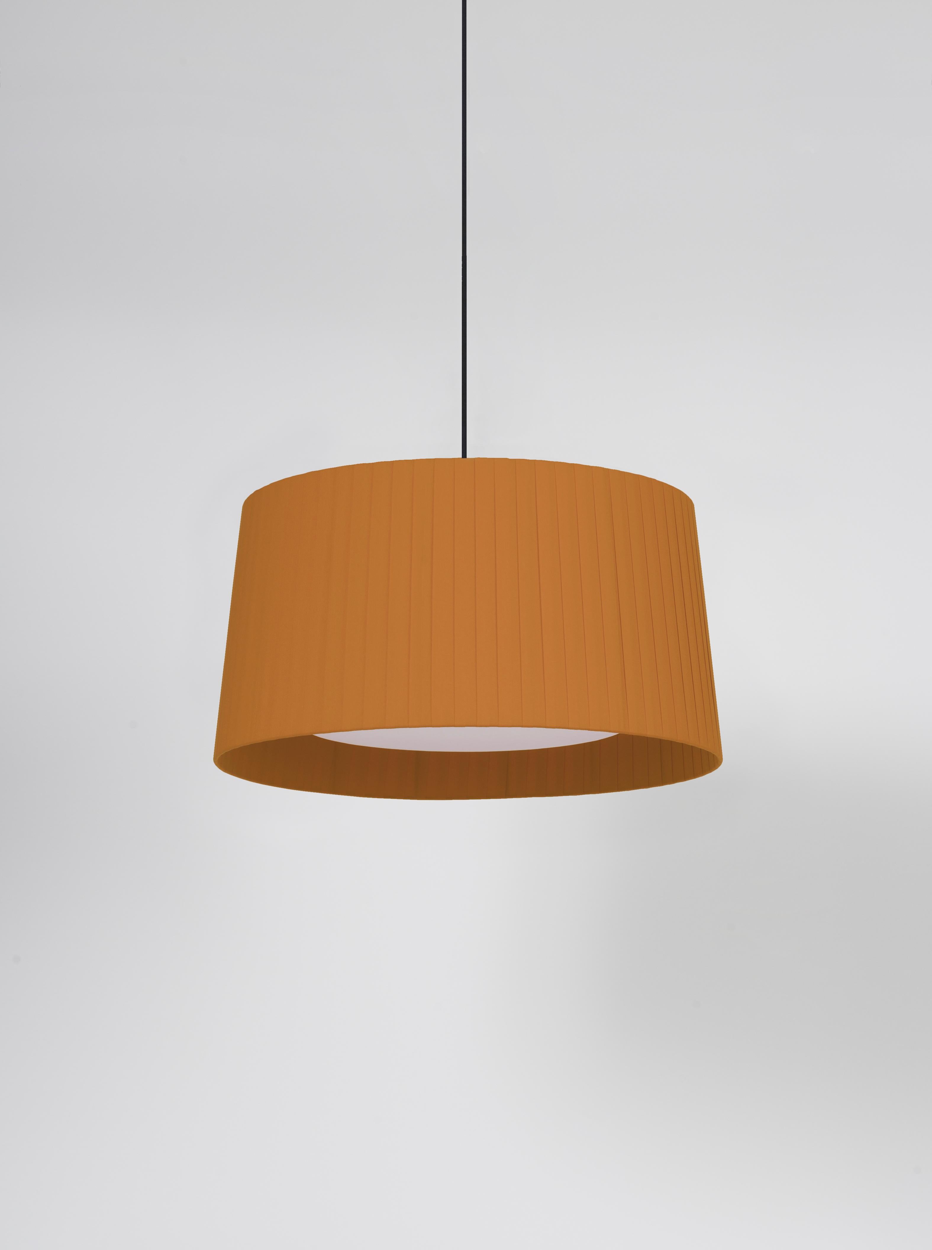 Mustard GT5 pendant lamp by Santa & Cole
Dimensions: D 62 x H 32 cm
Materials: Metal, ribbon.
Available in other colors. Available in 2 lights version.

Designed for intermediate volumes and household areas, GT5 and GT6 are hanging lamps with