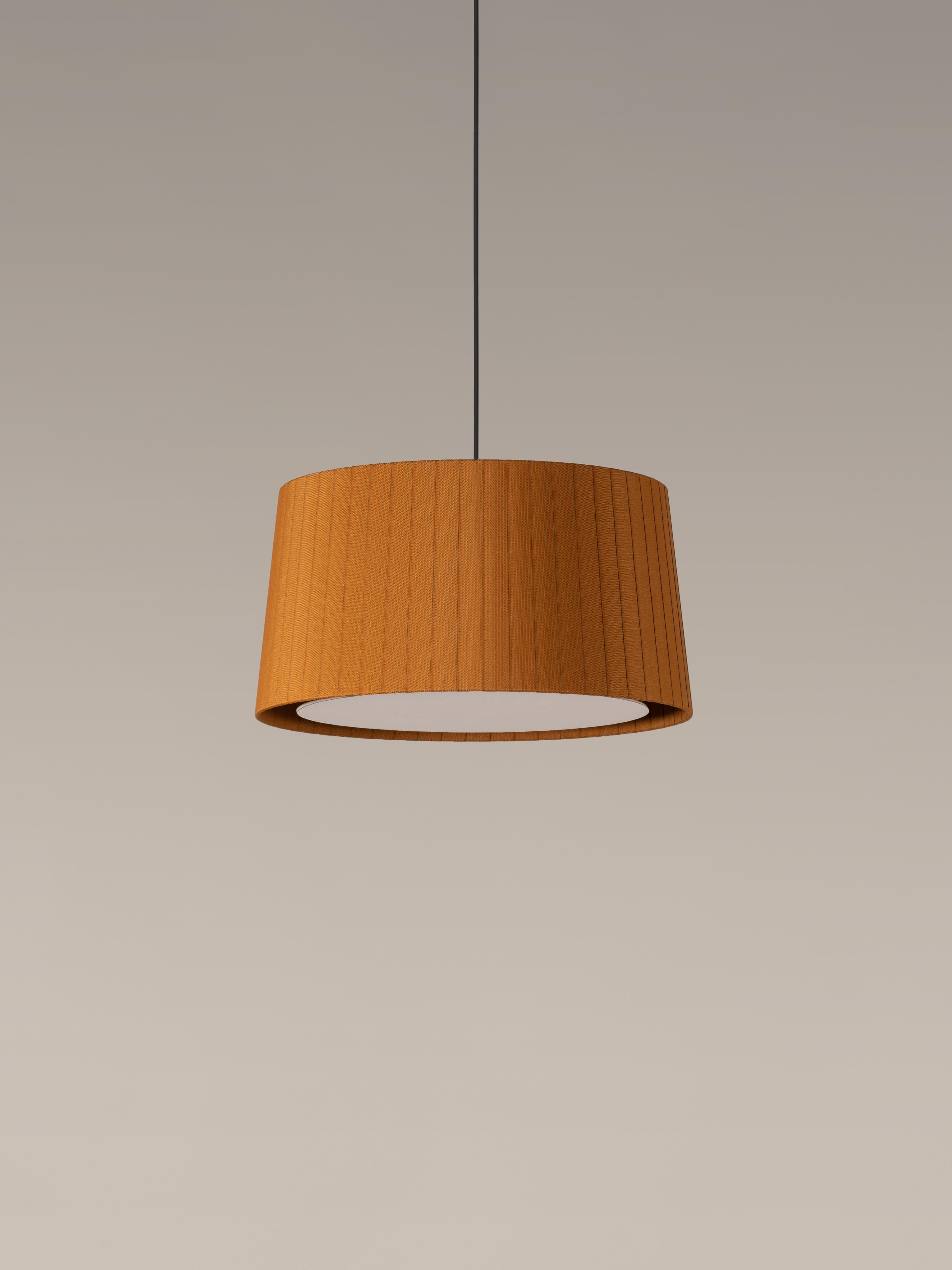 Lampada a sospensione Mustard GT6 di Santa & Cole
Dimensioni: D. 45 x H. 23 cm
Materiali: Metallo, nastro.
Disponibile in altri colori. Disponibile nella versione a 2 luci.

Progettate per volumi intermedi e aree domestiche, GT5 e GT6 sono