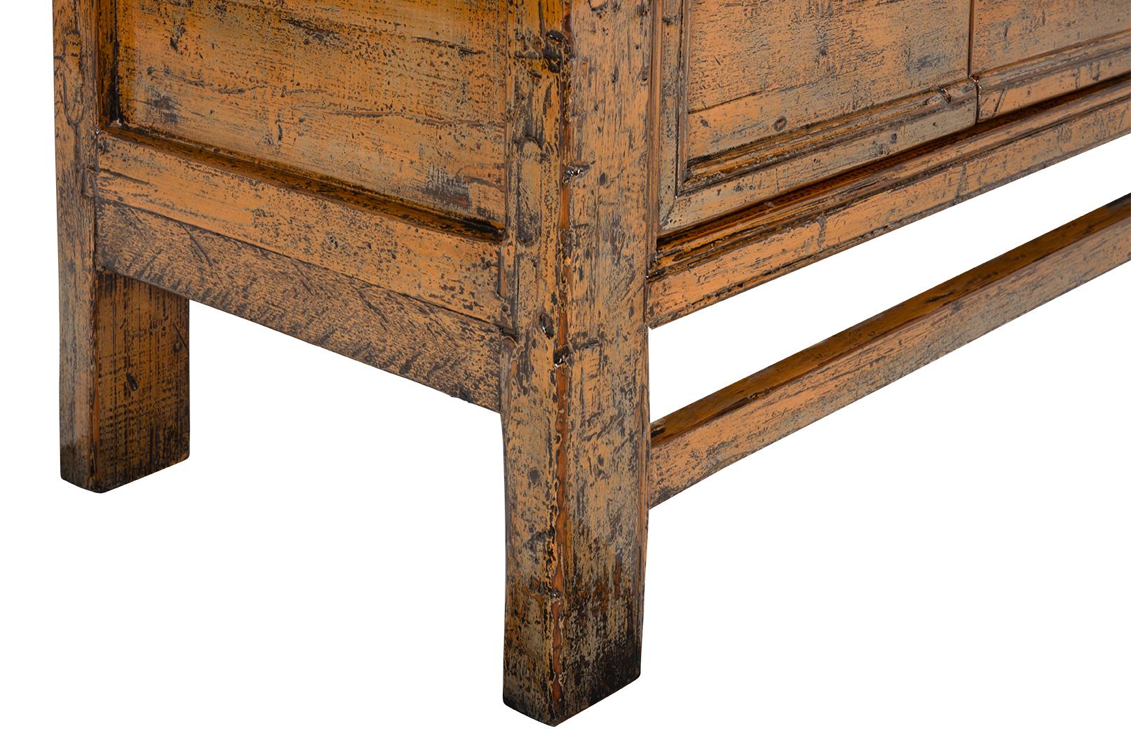 Laqué Serveur à quatre portes laqué moutarde avec peinture patinée d'origine en vente