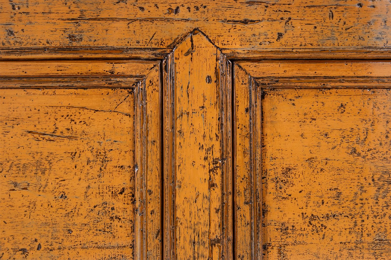 Serveur à quatre portes laqué moutarde avec peinture patinée d'origine Bon état - En vente à Dallas, TX