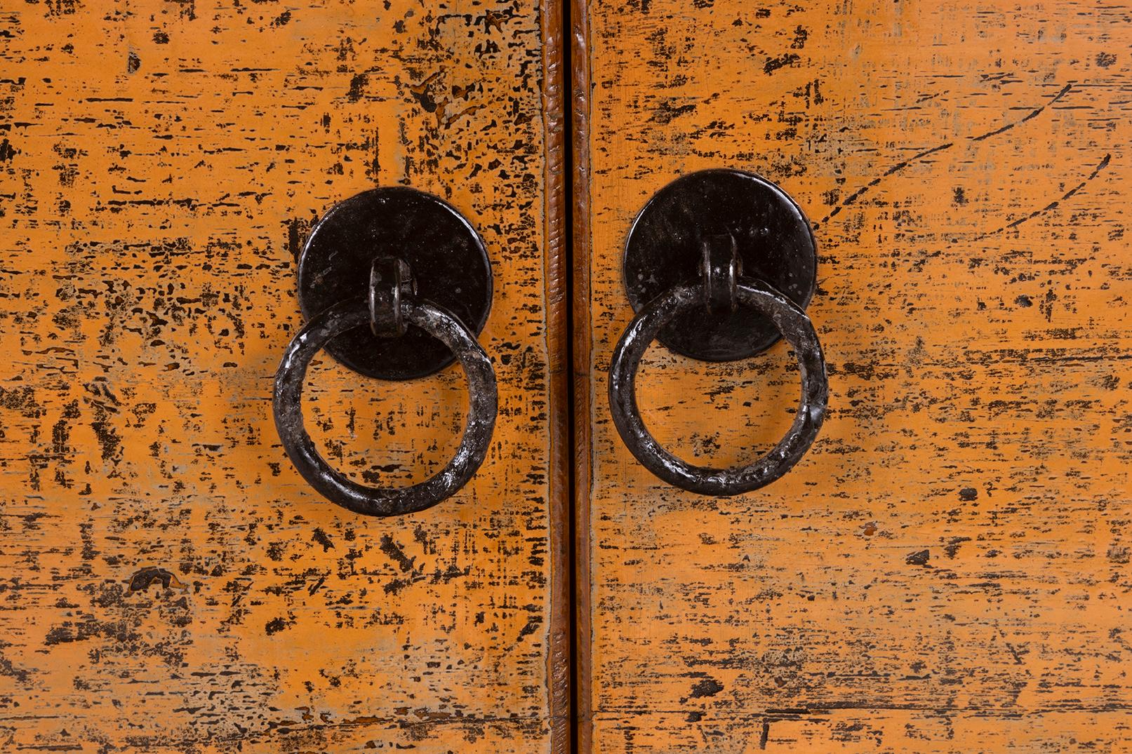 20ième siècle Serveur à quatre portes laqué moutarde avec peinture patinée d'origine en vente
