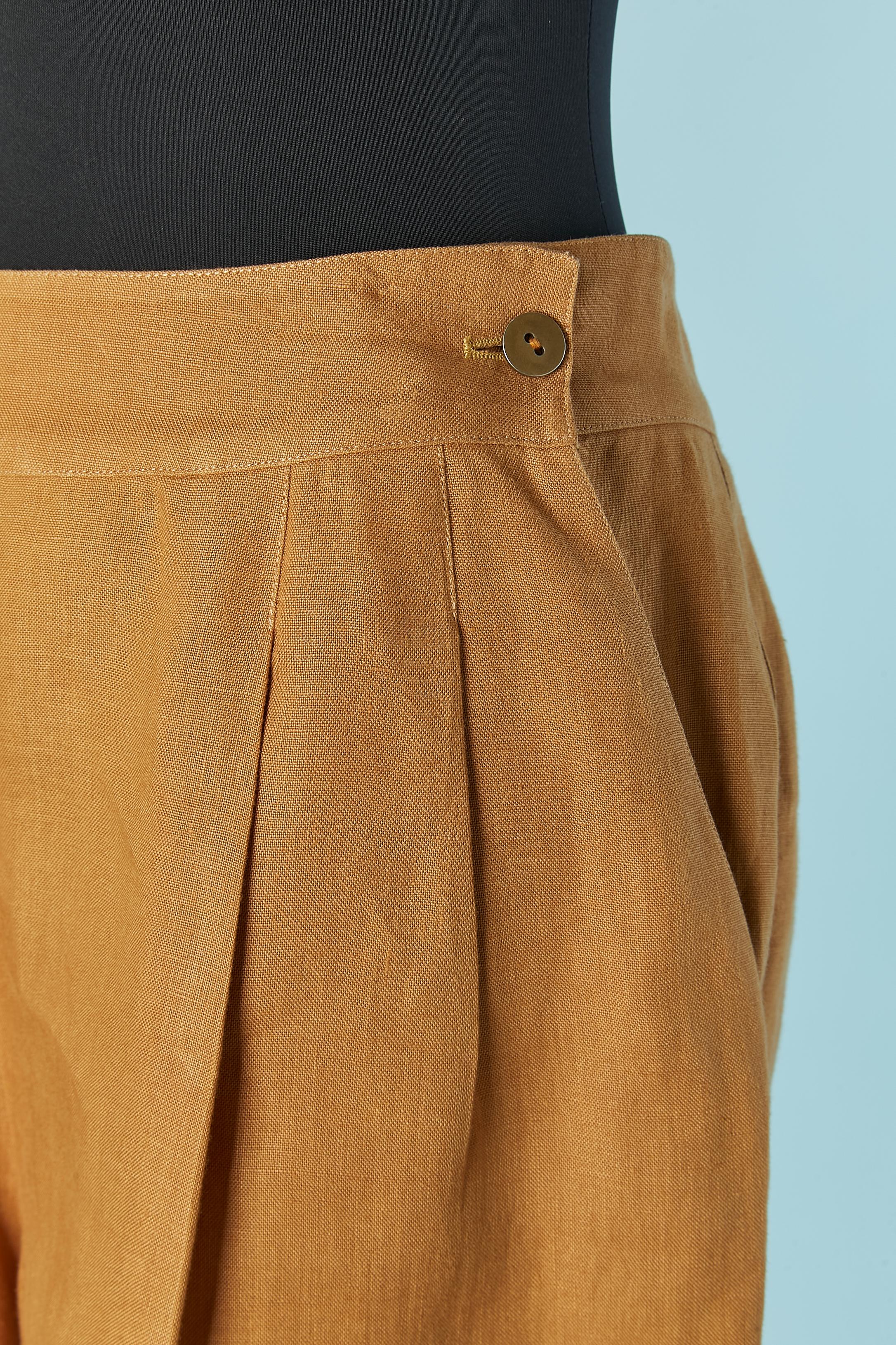 Mustard linen bermuda with pocket on both side and back. Button and buttonhole closure on the left side. 
SIZE 44 (It) 40 (Fr) L 
