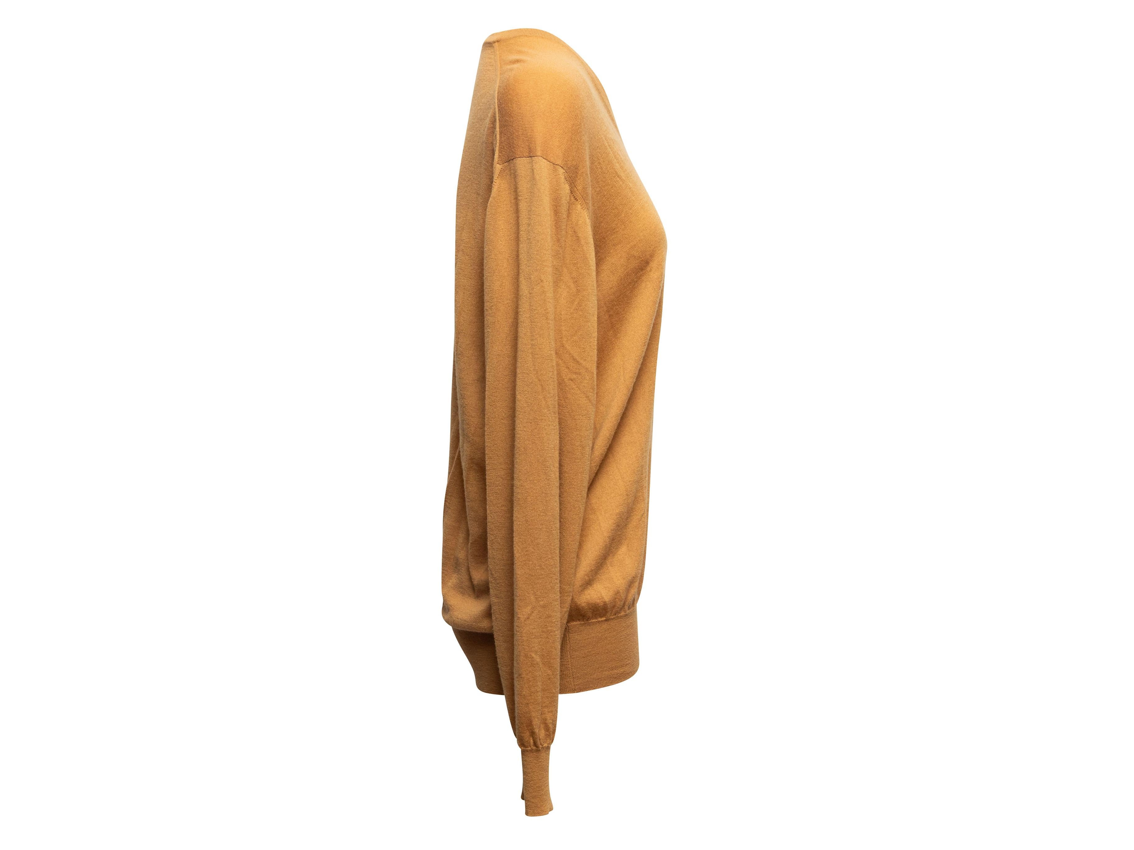 Jersey de cachemira mostaza con cuello de pico de Loro Piana. 42