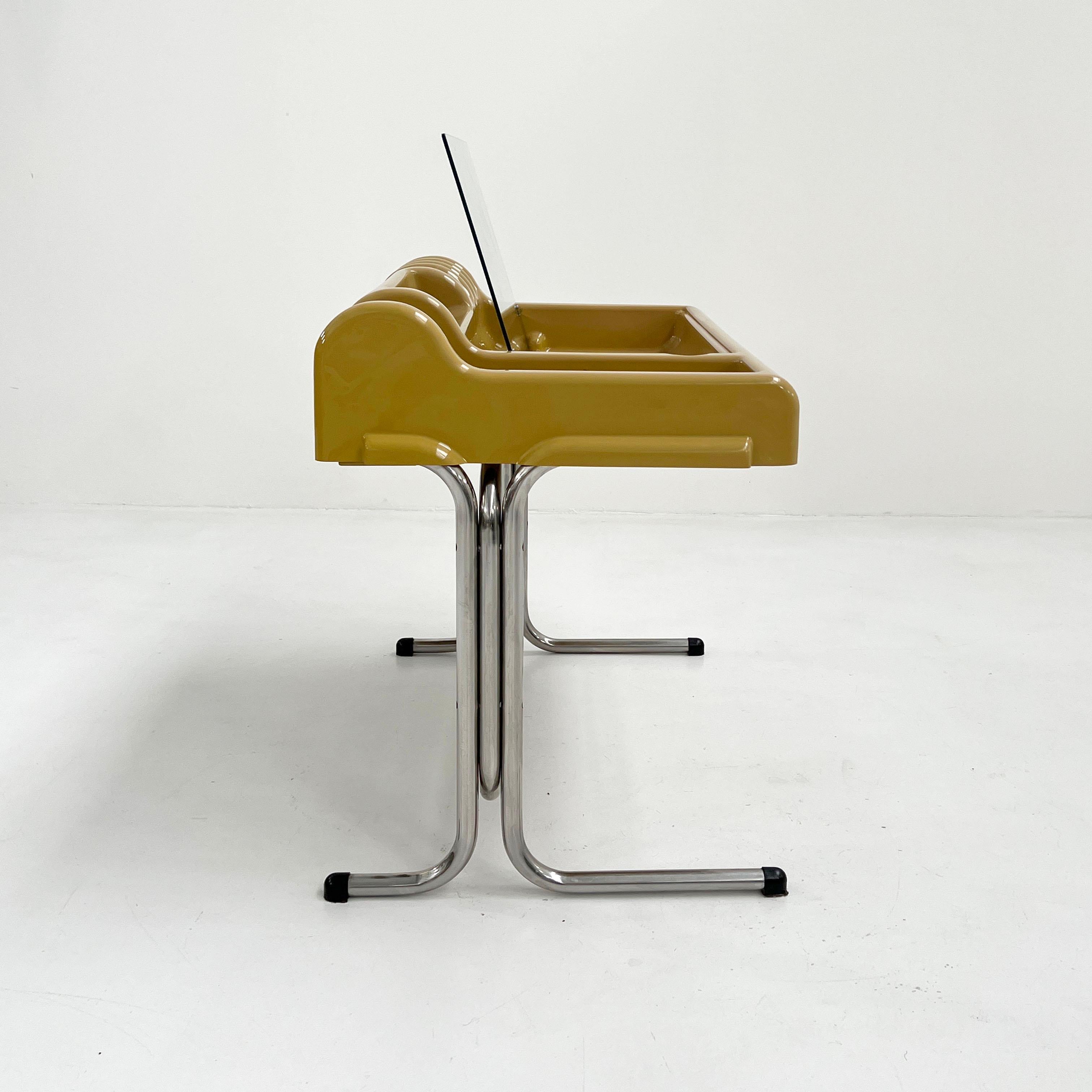 Late 20th Century Mustard Orix Desk by Vittorio Parigi & Nani Prina for Molteni, 1970s