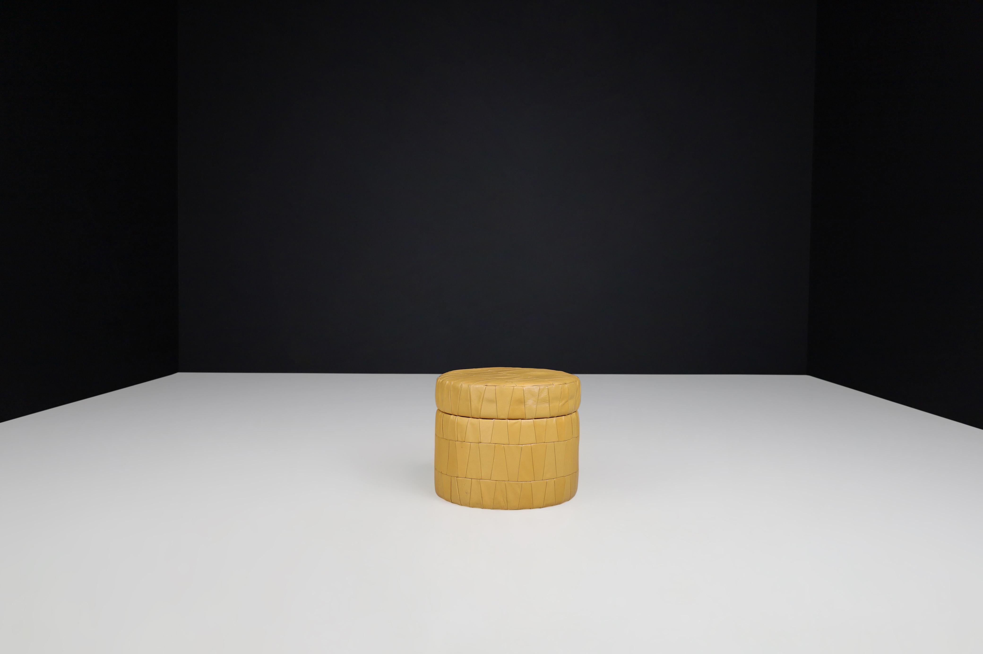 Mid-Century moderno Pouf contenitore rotondo in pelle patchwork color senape di de Sede, Svizzera, anni '70. in vendita