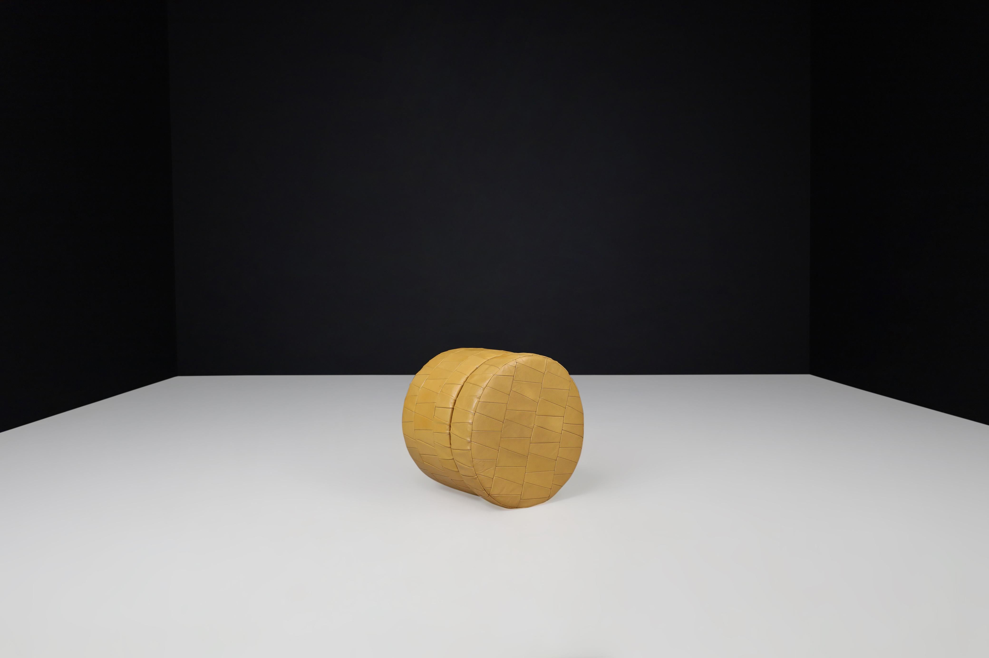 Svizzero Pouf contenitore rotondo in pelle patchwork color senape di de Sede, Svizzera, anni '70. in vendita