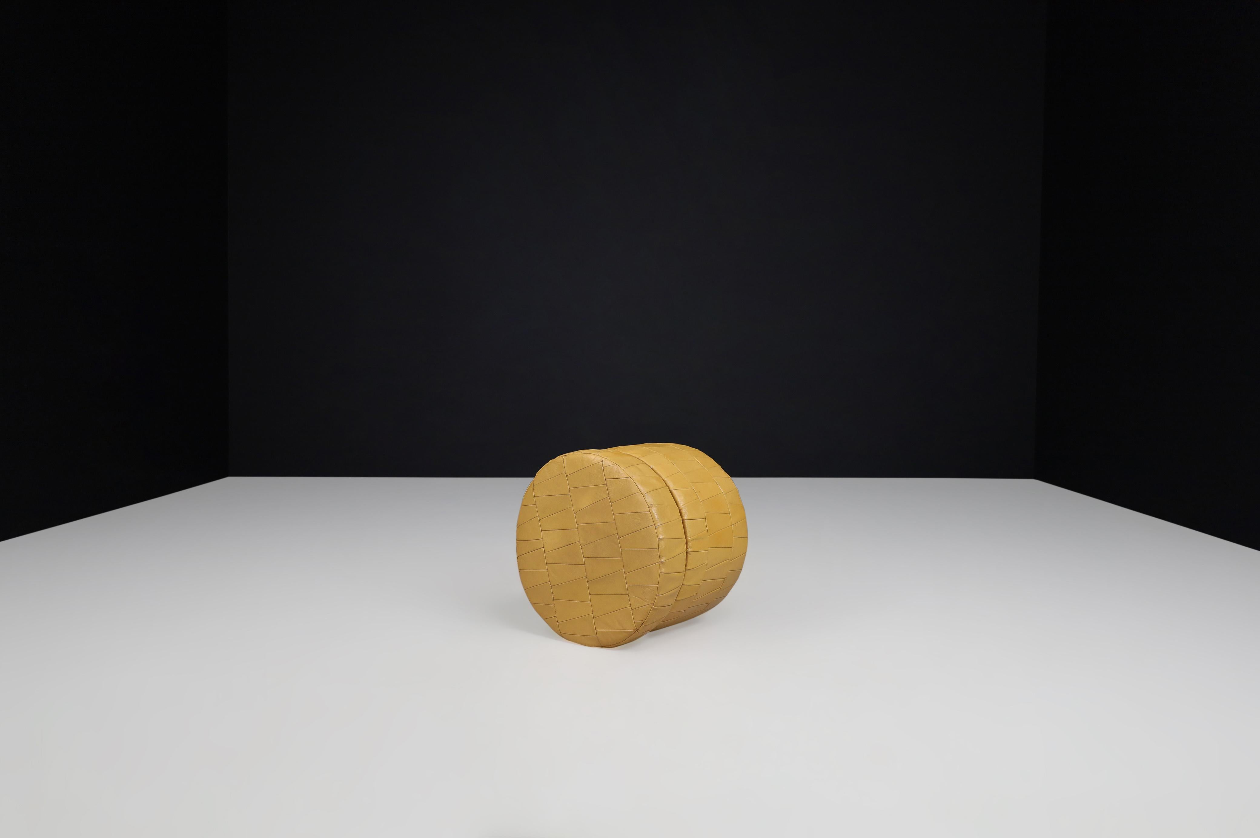 Pouf contenitore rotondo in pelle patchwork color senape di de Sede, Svizzera, anni '70. In condizioni buone in vendita a Almelo, NL