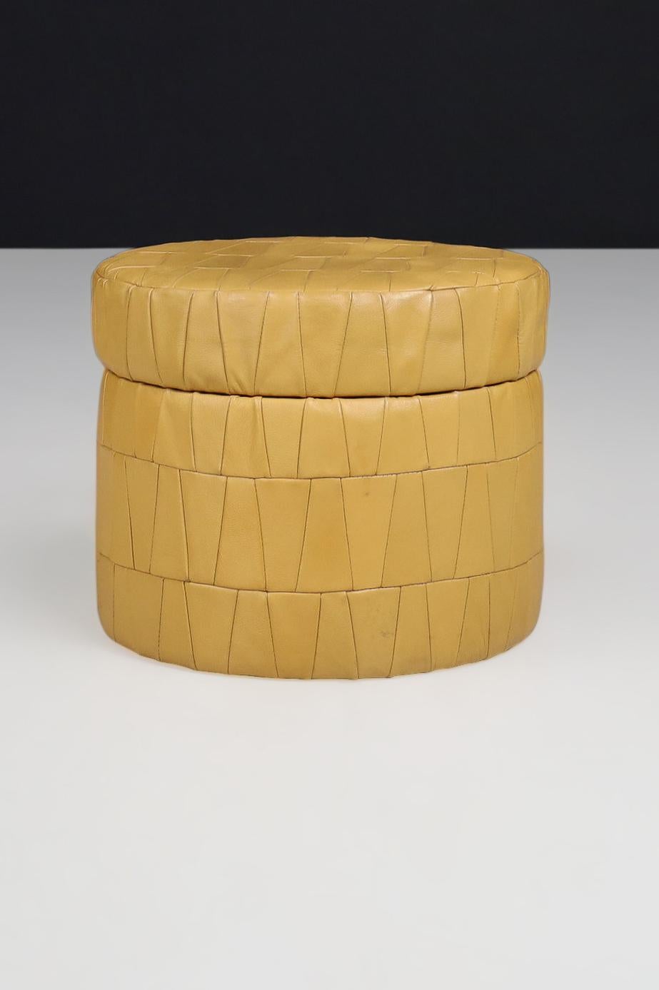 Pouf contenitore rotondo in pelle patchwork color senape di de Sede, Svizzera, anni '70. in vendita 2