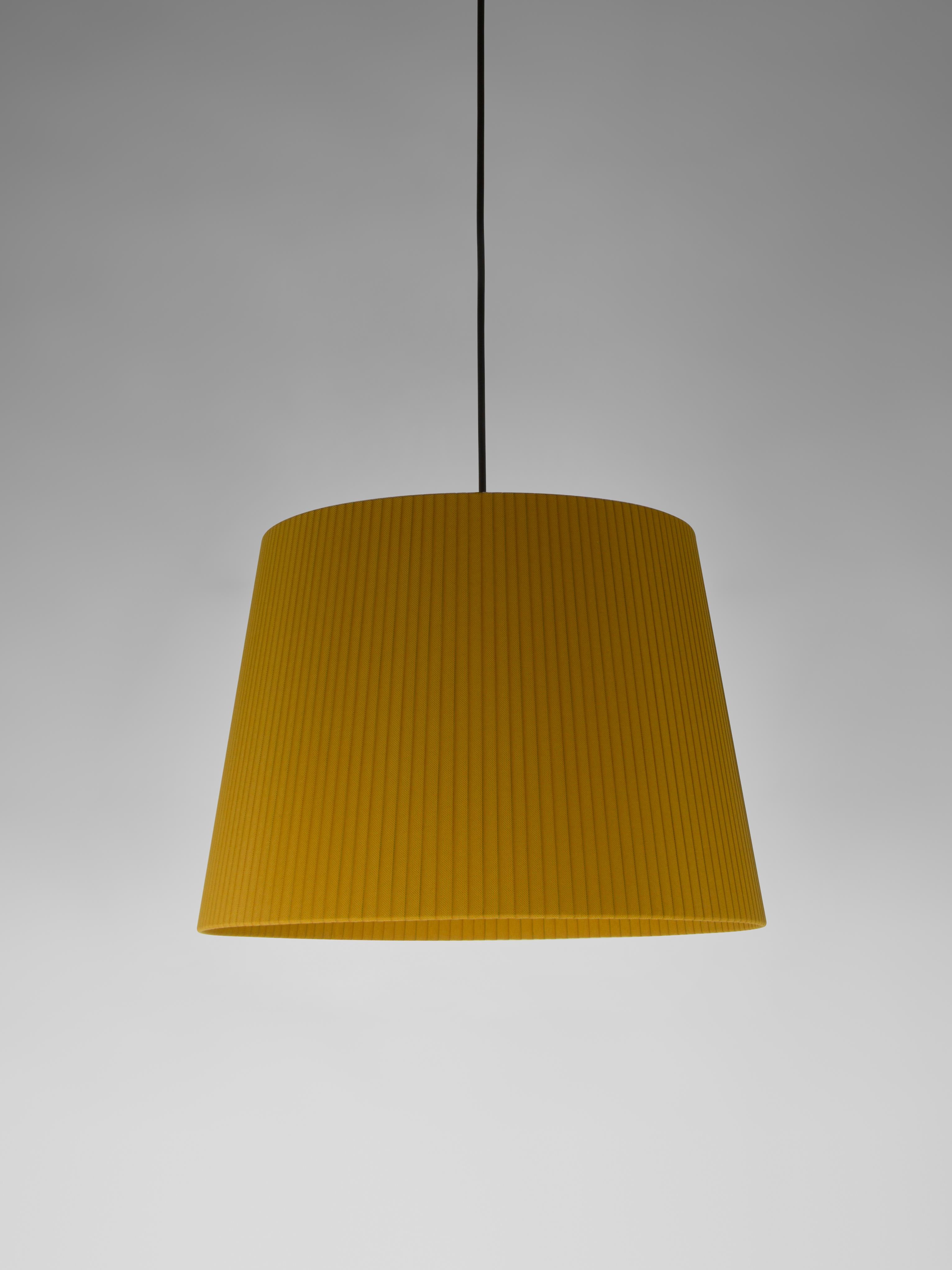 Mustard Sísísí Cónicas GT1 pendant lamp by Santa & Cole
Dimensions: D 45 x H 32 cm
Materials: Metal, ribbon.
Available in other colors.
Also available in two lights version.

The conical shape group has multiple finishes and sizes. It consists