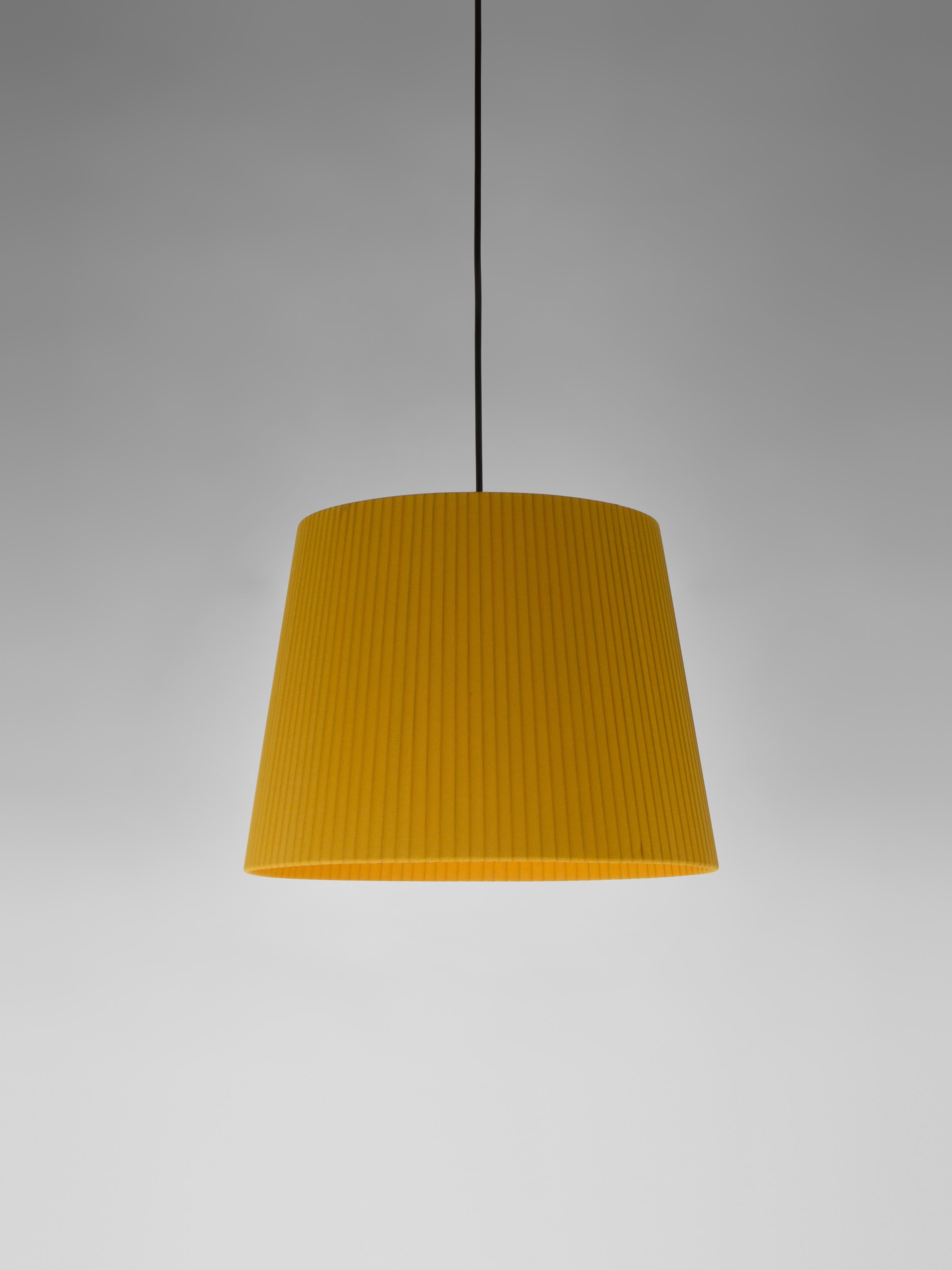 Mustard Sísísí Cónicas GT3 pendant lamp by Santa & Cole.
Dimensions: D 36 x H 27 cm
Materials: Metal, ribbon.
Available in other colors.

The conical shape group has multiple finishes and sizes. It consists of four sizes: PT1, MT1, GT1 and GT3,