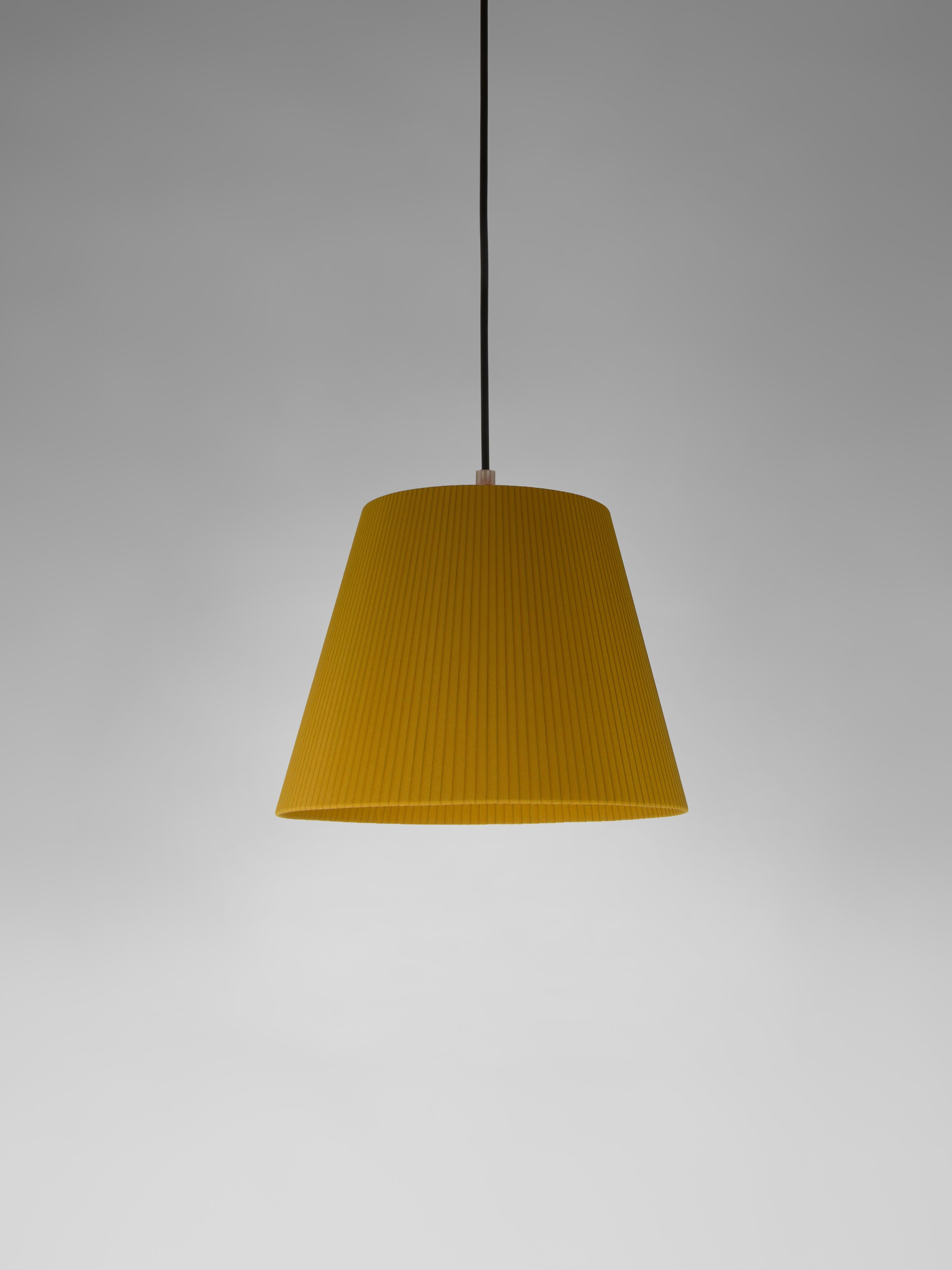 Mustard Sísísí Cónicas MT1 pendant lamp by Santa & Cole
Dimensions: D 25 x H 20 cm
Materials: Metal, ribbon.
Available in other colors.

The conical shape group has multiple finishes and sizes. It consists of four sizes: PT1, MT1, GT1 and GT3,