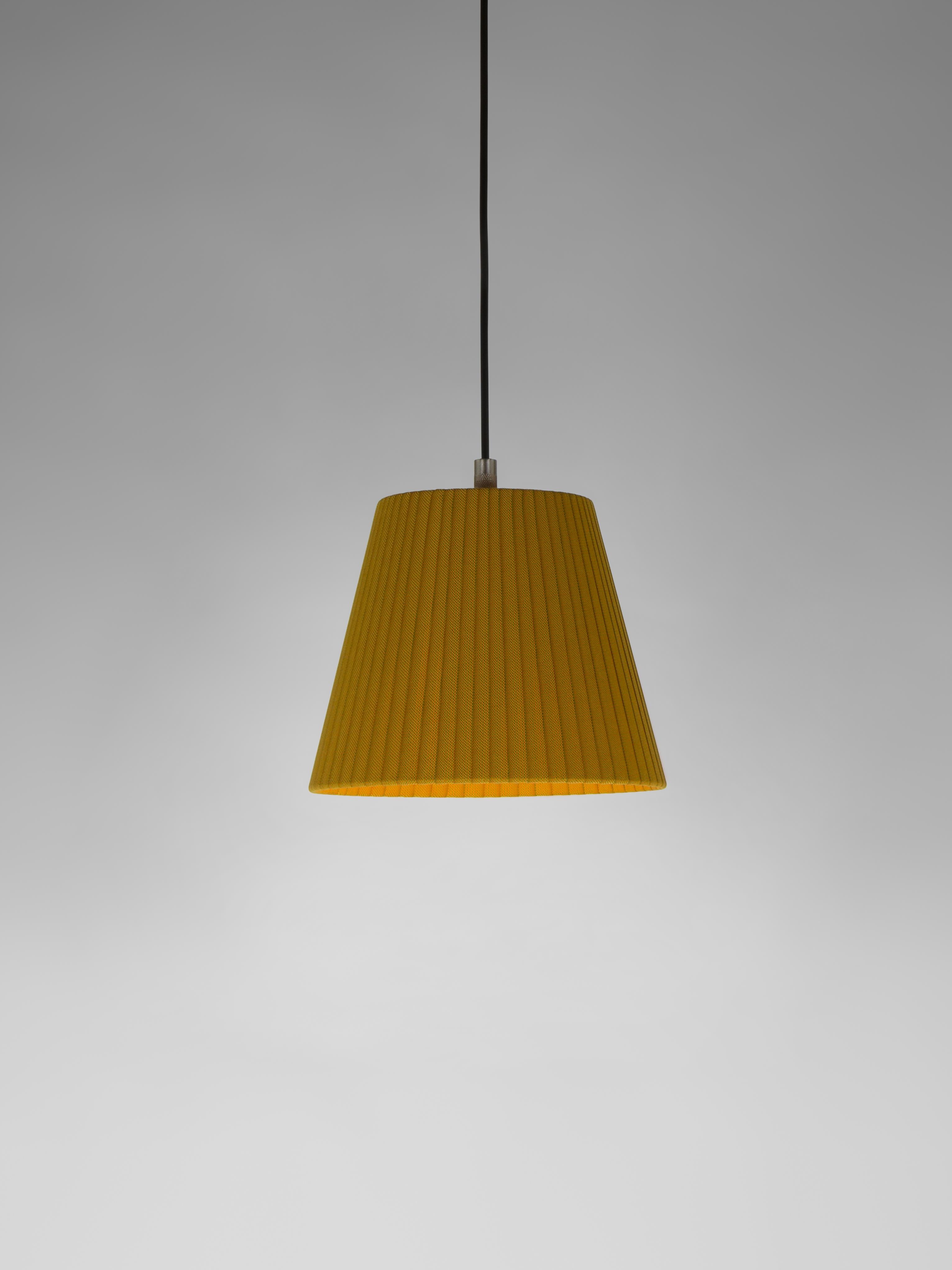 Mustard sísísí cónicas PT1 pendant lamp by Santa & Cole
Dimensions: D 20 x H 16 cm
Materials: Metal, ribbon.
Available in other colors.

The conical shape group has multiple finishes and sizes. It consists of four sizes: PT1, MT1, GT1 and GT3,