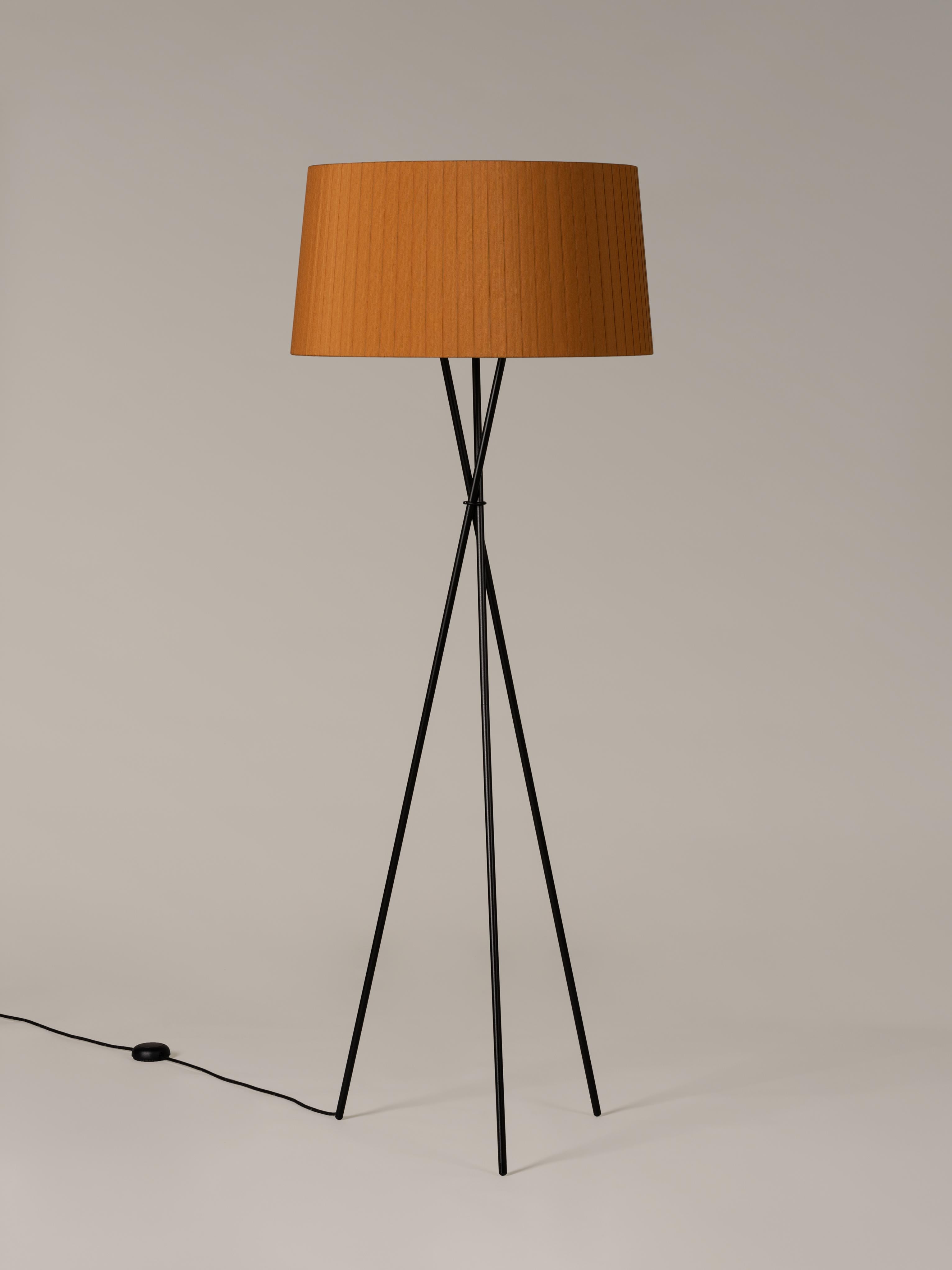 Mustard Trípode G5 floor lamp by Santa & Cole
Dimensions: D 62 x H 168 cm
Materials: Metal, ribbon.
Available in other colors.

Trípode humanises neutral spaces with its colourful and functional sobriety. The shade is hand ribboned and its base