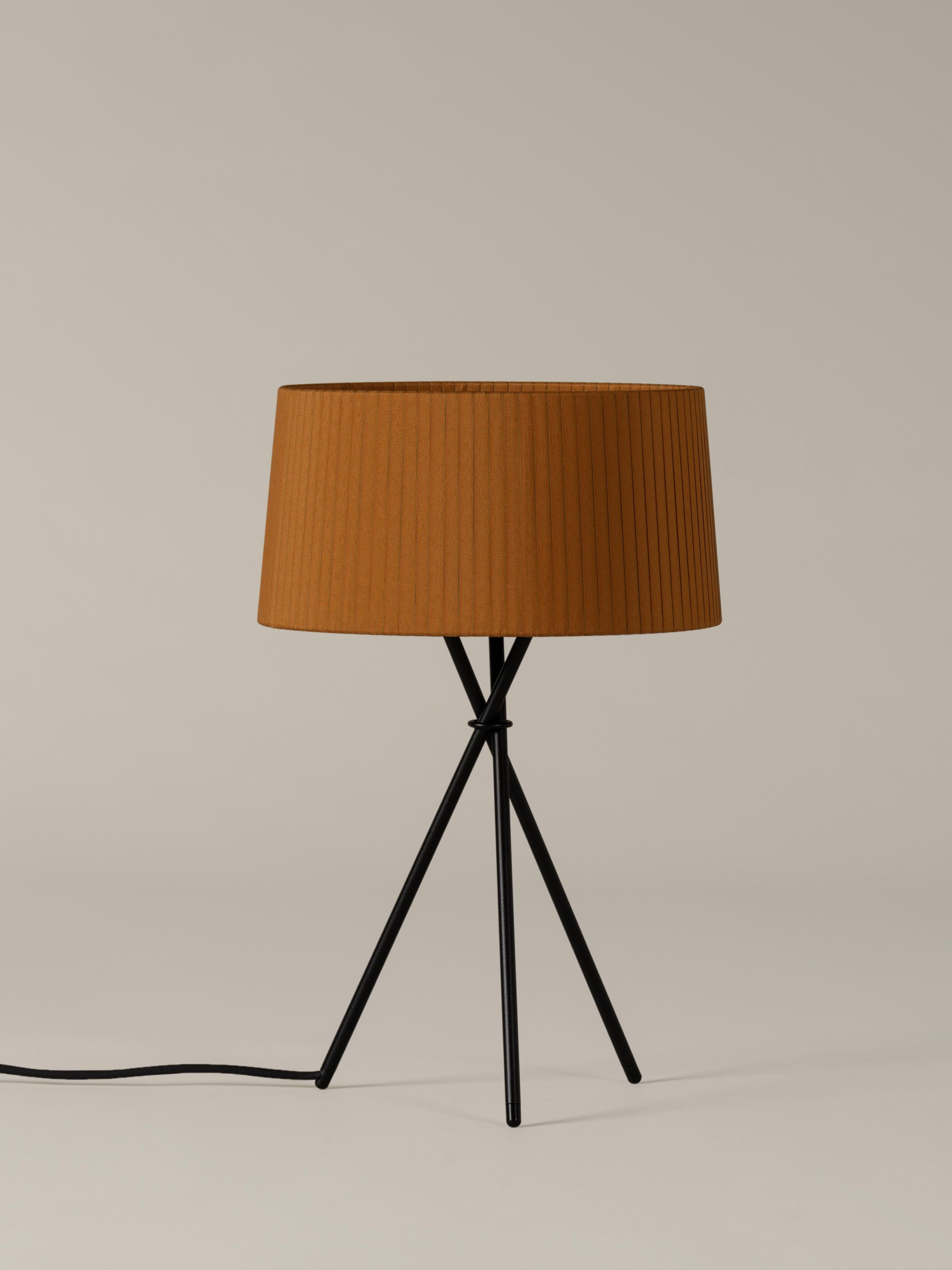 Mustard Trípode M3 table lamp by Santa & Cole
Dimensions: D 31 x H 50 cm
Materials: Metal, ribbon.
Available in other colors.

Trípode humanises neutral spaces with its colorful and functional sobriety. The shade is hand ribboned and its base