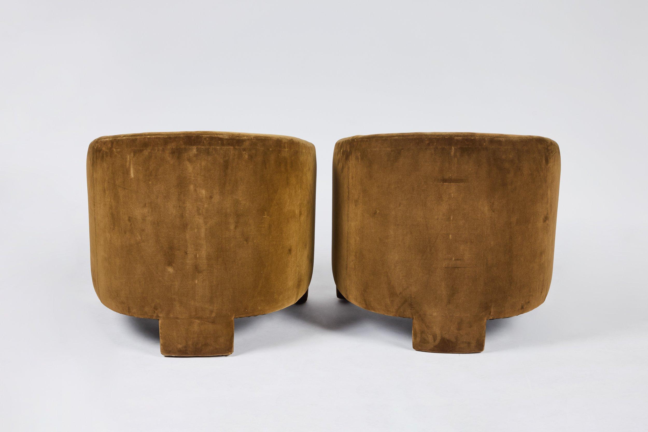 Sillones de terciopelo mostaza mediados del siglo XX en venta