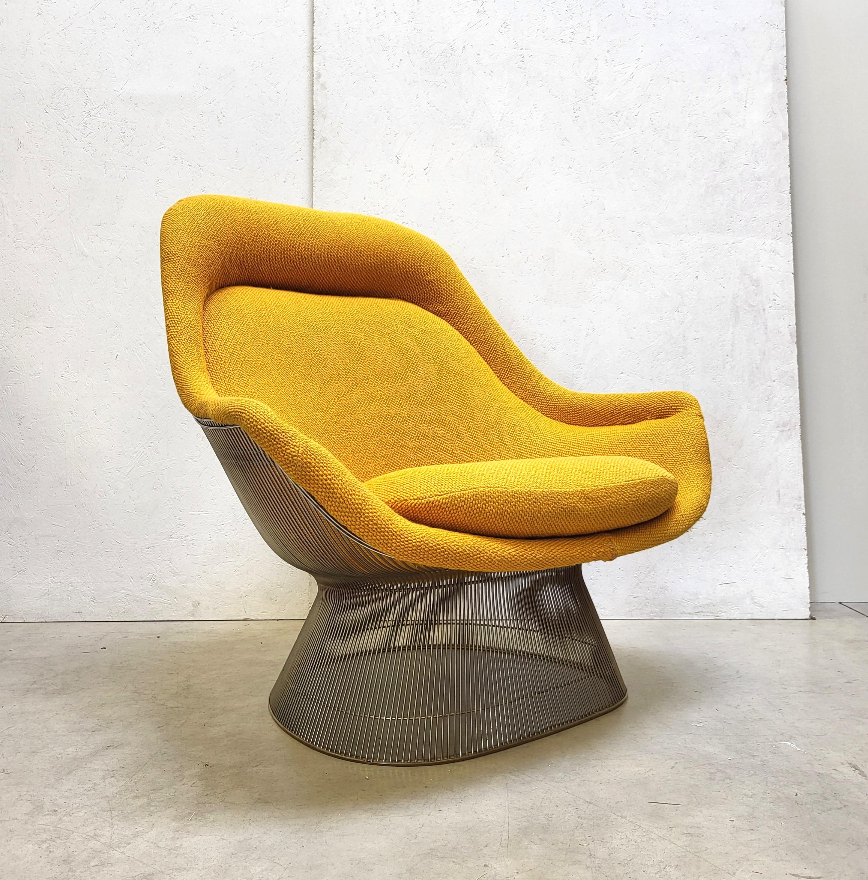 Early 2-tone Cato wool Easy Lounge chair by Warren Platner for Knoll. 

The groundbreaking Easy chair was designed in the 1960s by Warren Platner and produced by Knoll in the early 1980s.
This mid-century classic supports countless positions and