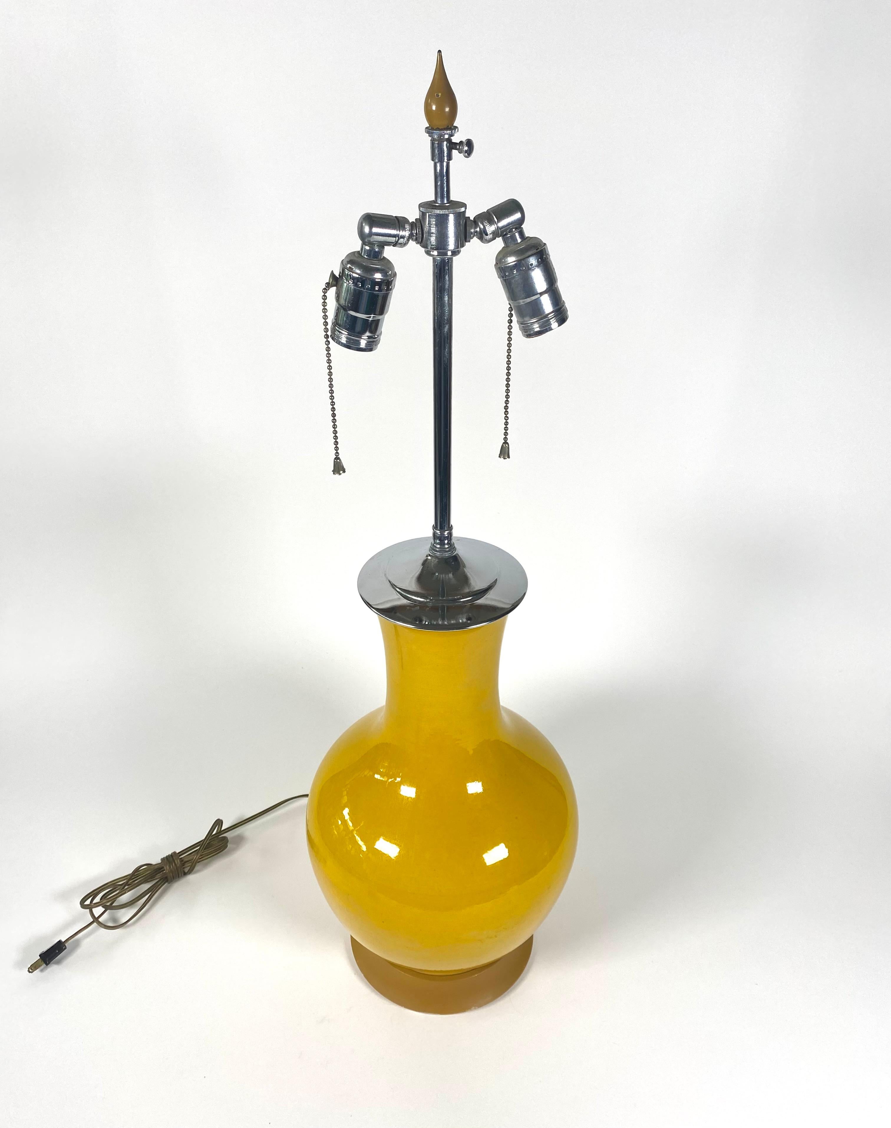 Mid-Century Modern Lampe de table italienne des années 1950 en céramique jaune moutarde avec quincaillerie chromée en vente