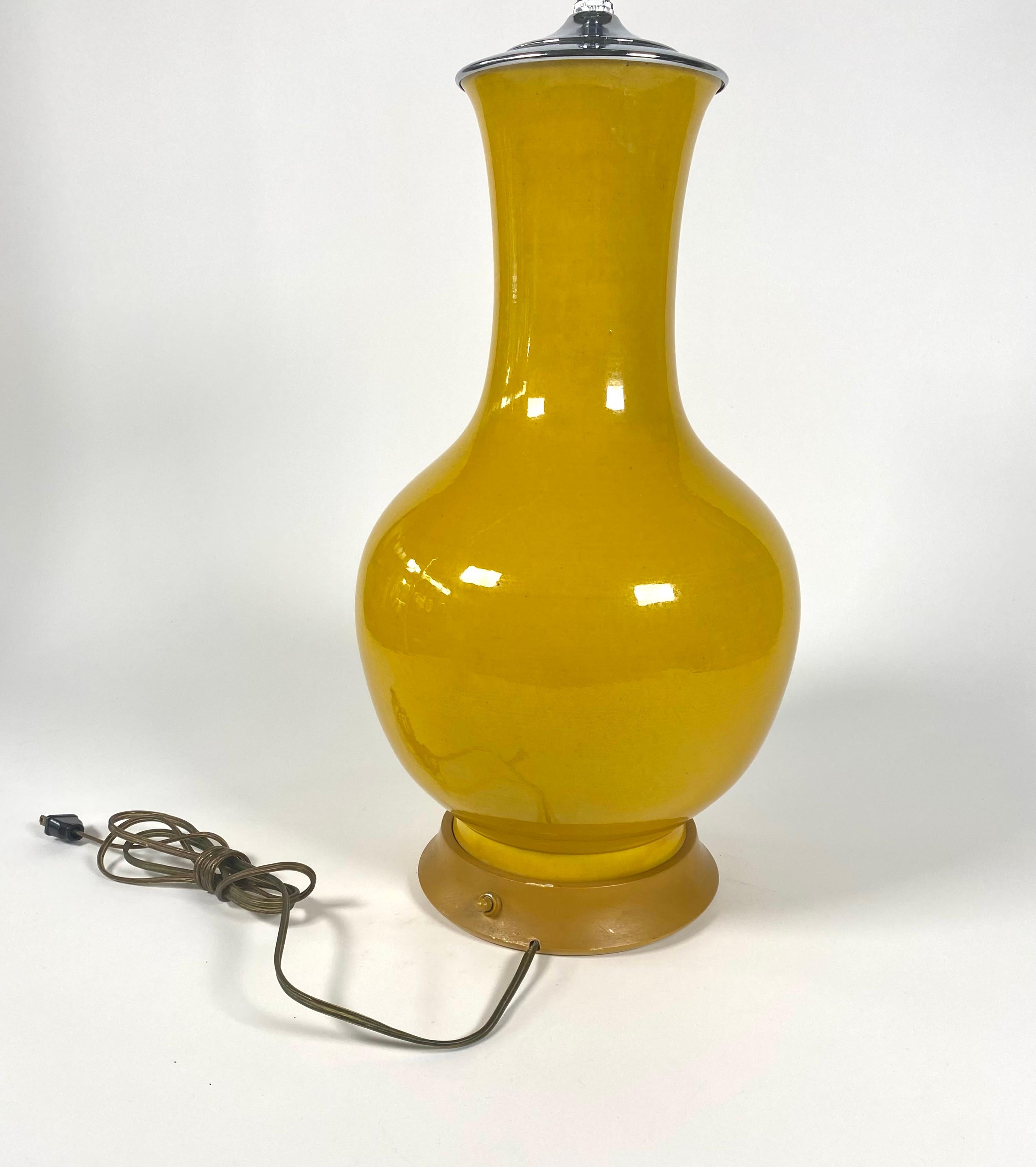 Fait main Lampe de table italienne des années 1950 en céramique jaune moutarde avec quincaillerie chromée en vente