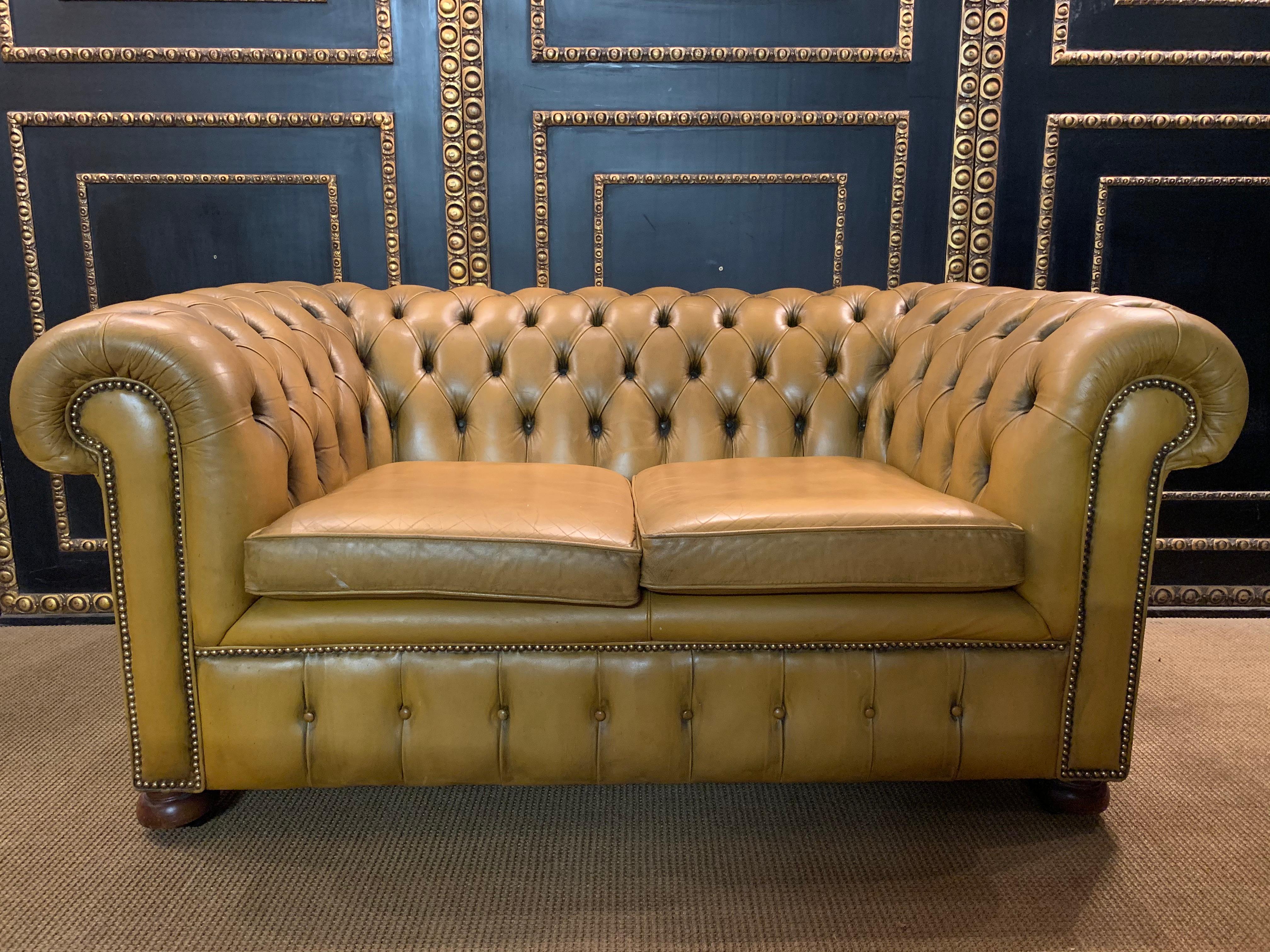 Mustard Yellow original Leather Chesterfield Club Suite set Armchair and Sofa In Good Condition In Berlin, DE