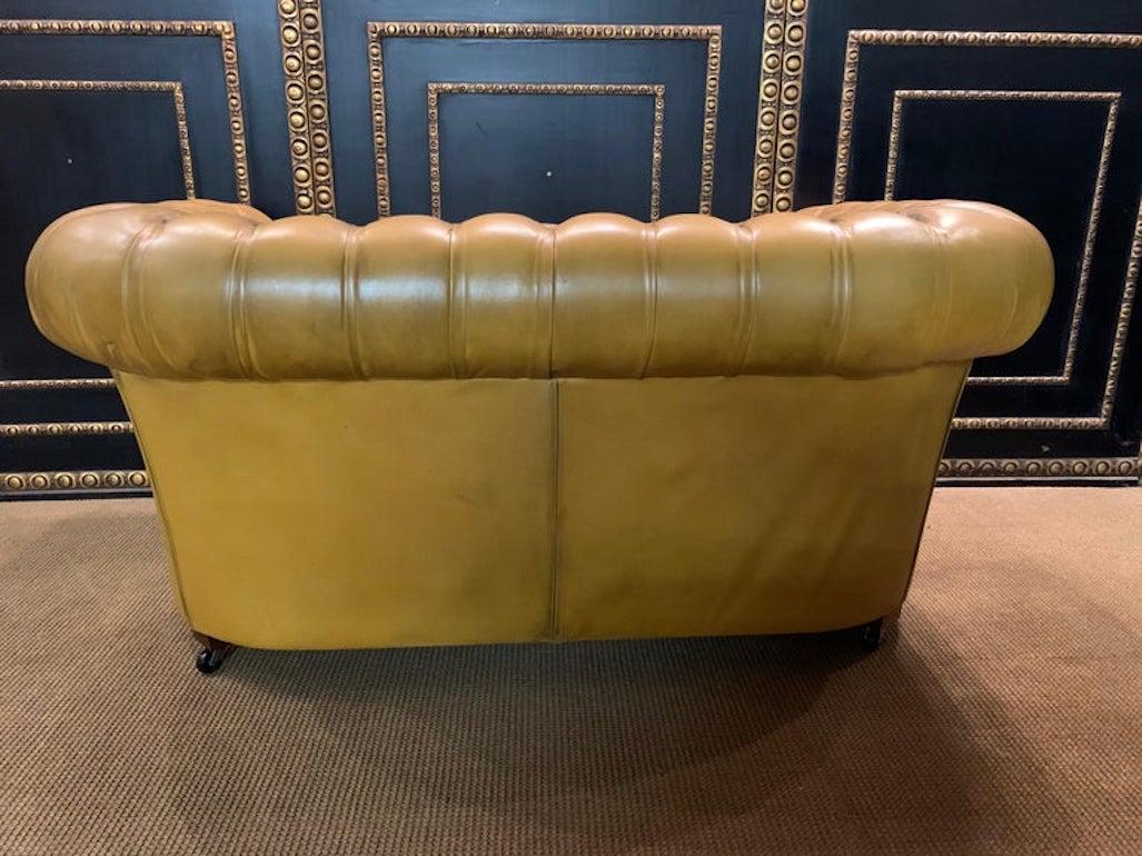 original Mustard Yellow Leather Chesterfield two seater Sofa In Good Condition In Berlin, DE
