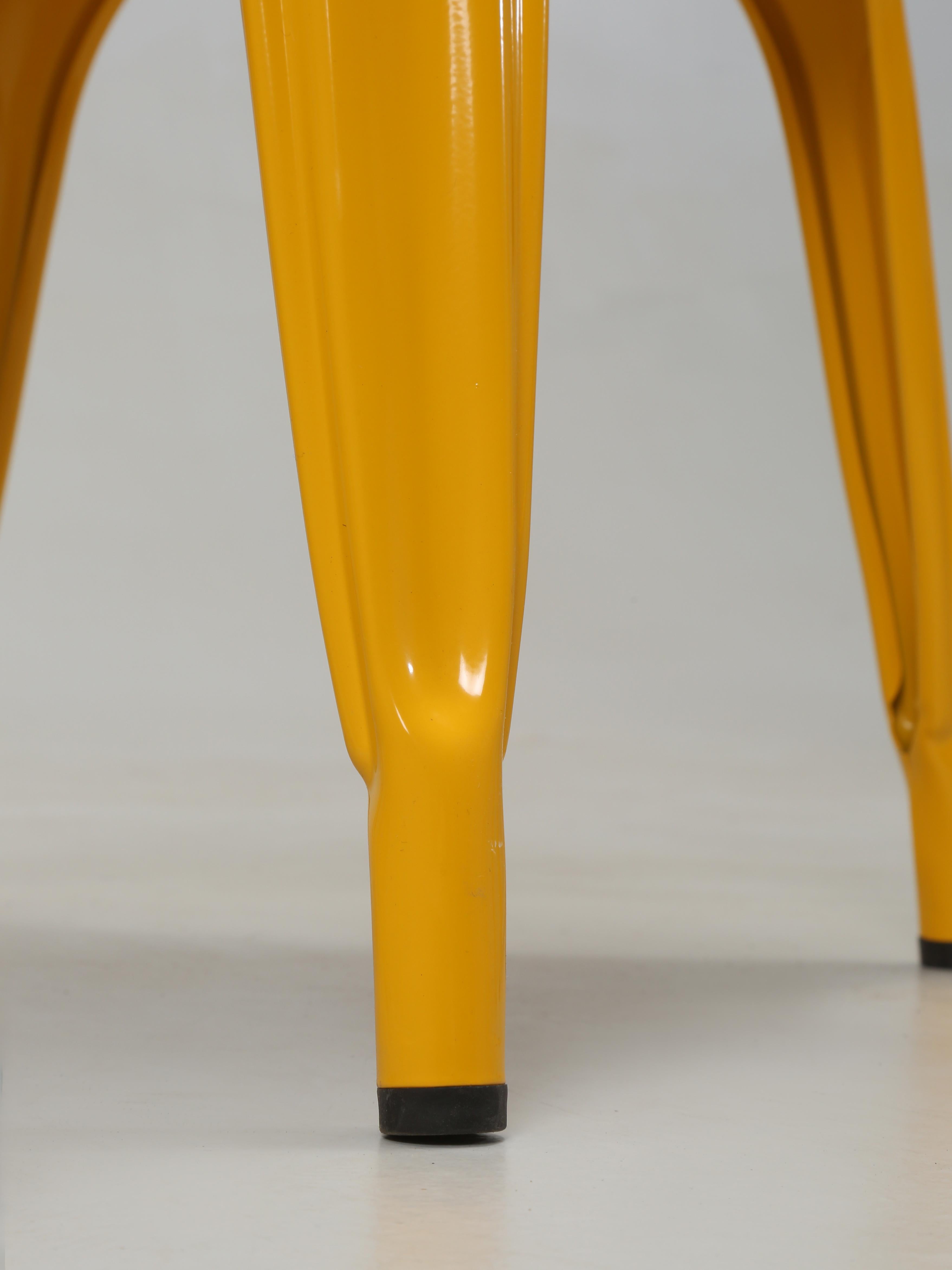 Sedie impilabili originali francesi Tolix giallo senape - Set di (6) in vendita 4