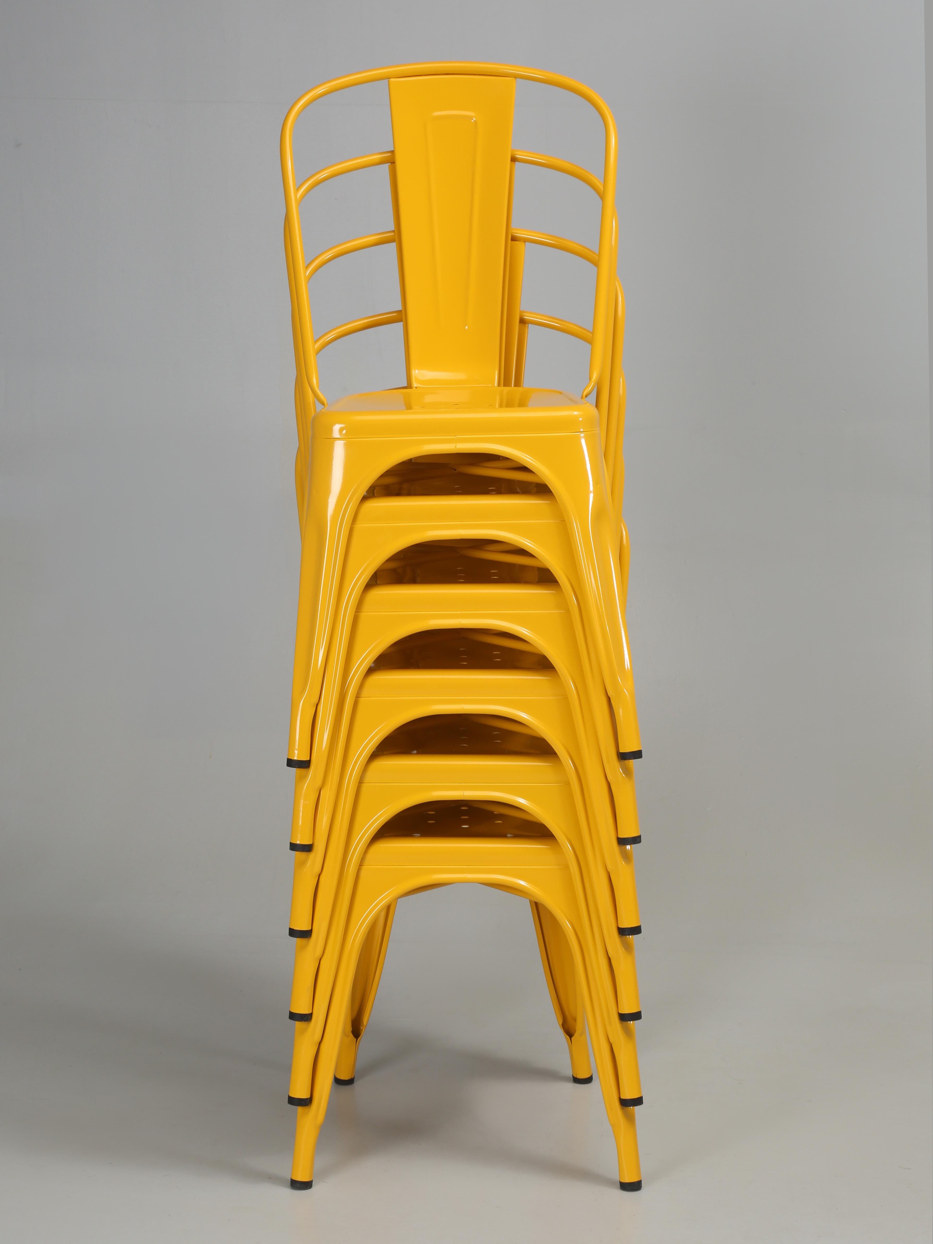Autentico set di (6) sedie impilabili in acciaio francese Tolix. Il loro iconico design moderno è stato creato in Francia nel 1934 da Xavier Pauchard. L'uso innovativo dell'acciaio ha reso le Tolix Steel Chairs leggere e resistenti, perfette per i