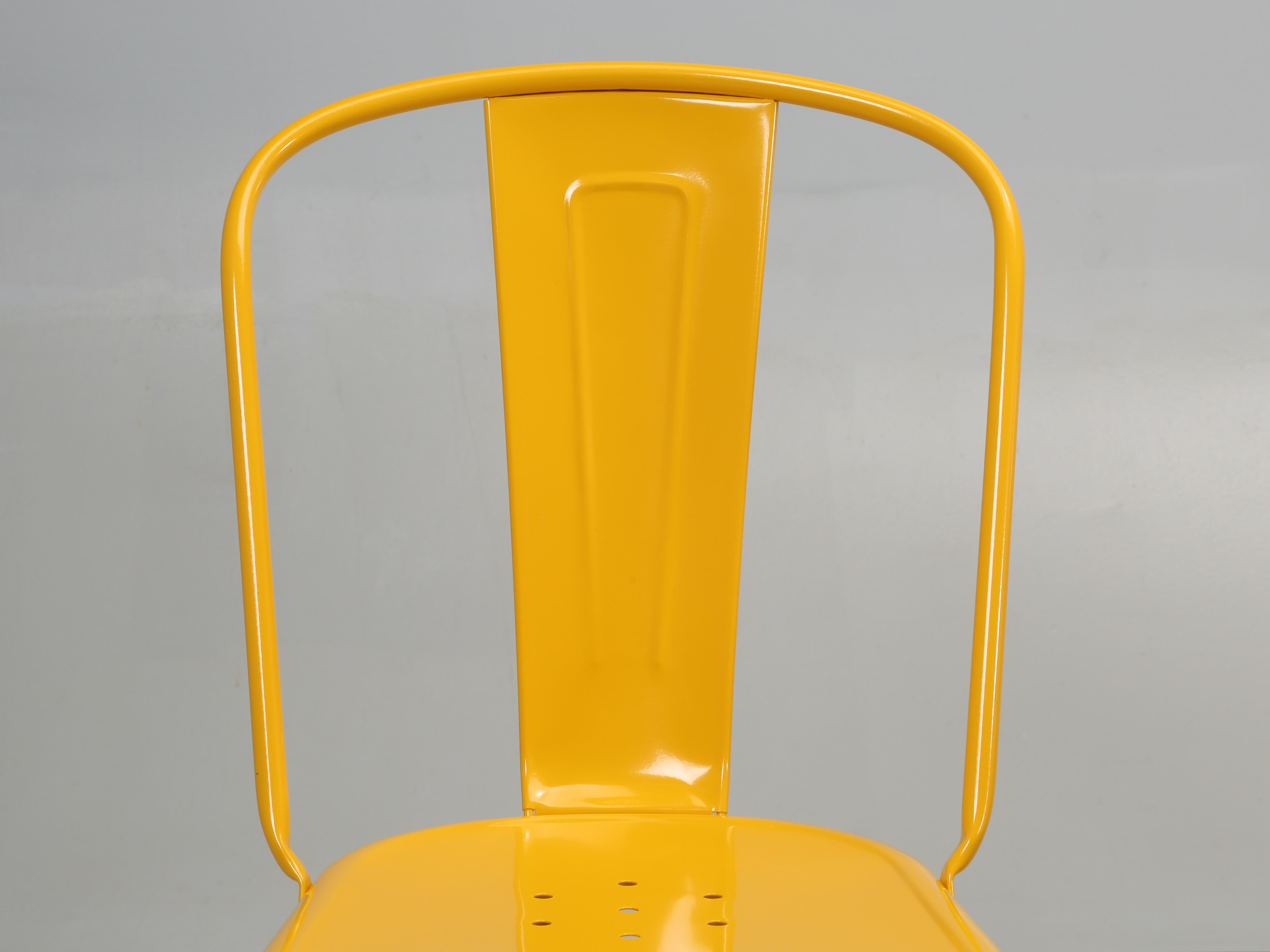 Fatto a mano Sedie impilabili originali francesi Tolix giallo senape - Set di (6) in vendita