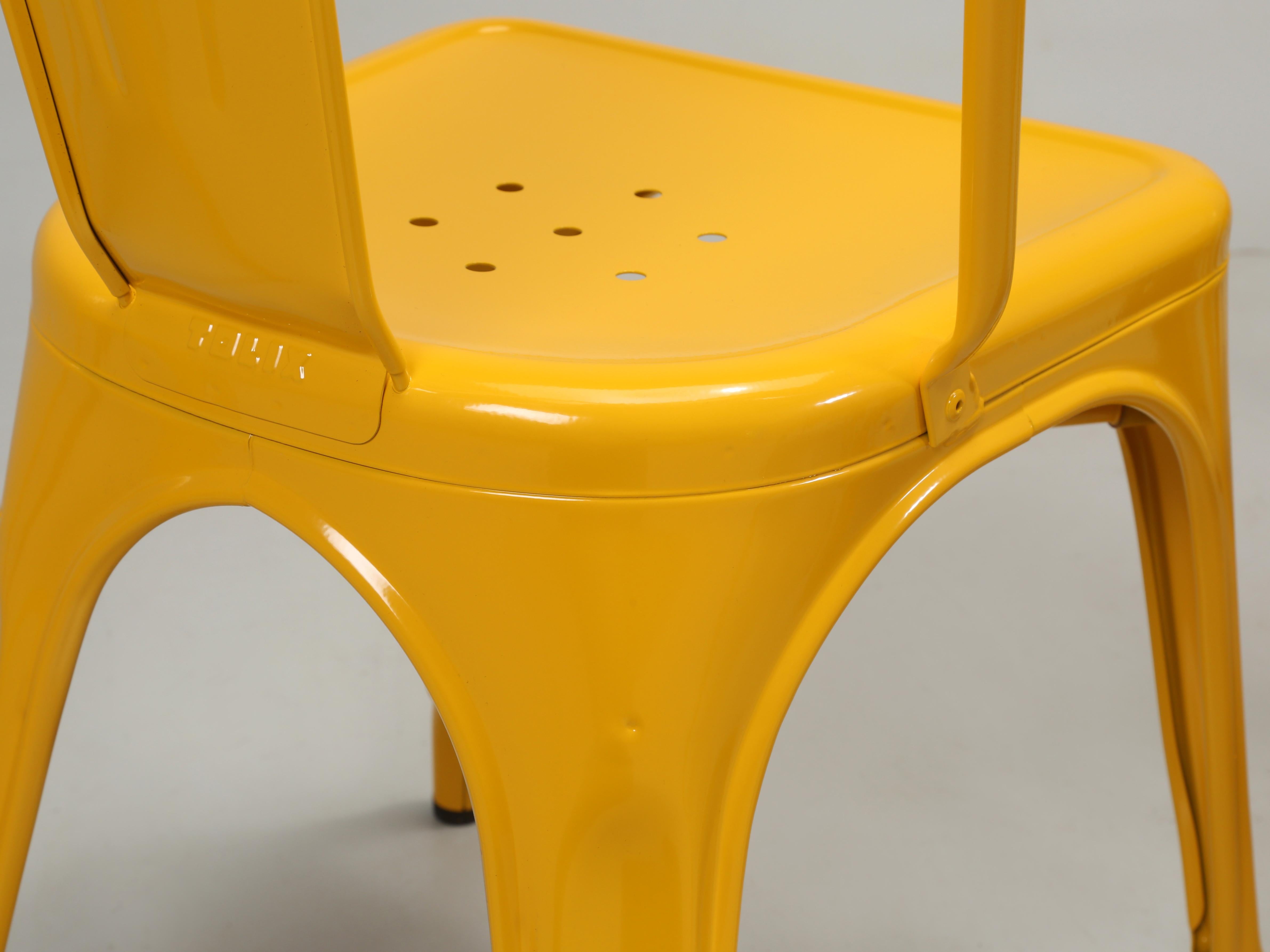 Metallo Sedie impilabili originali francesi Tolix giallo senape - Set di (6) in vendita