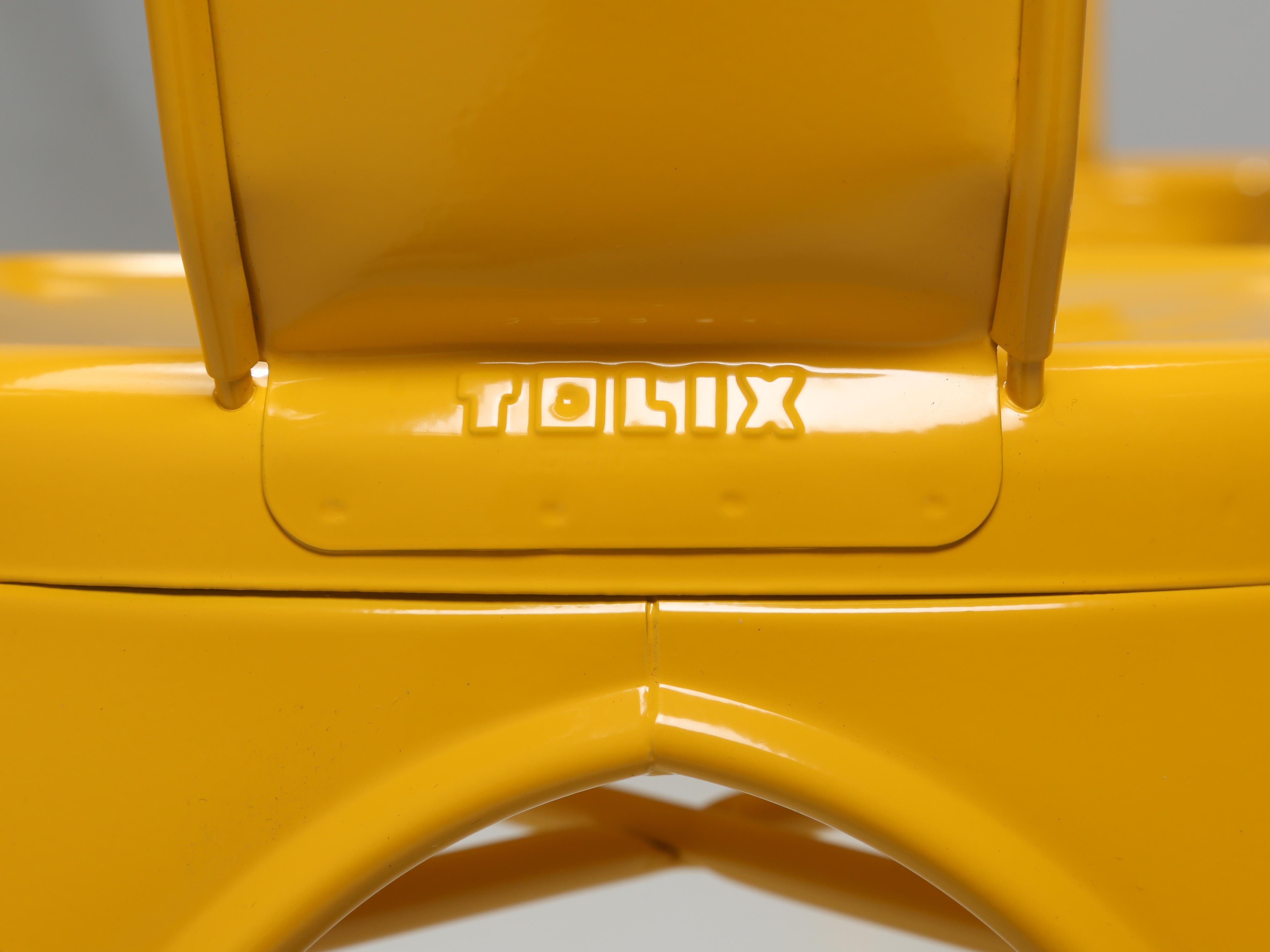 Sedie impilabili originali francesi Tolix giallo senape - Set di (6) in vendita 1
