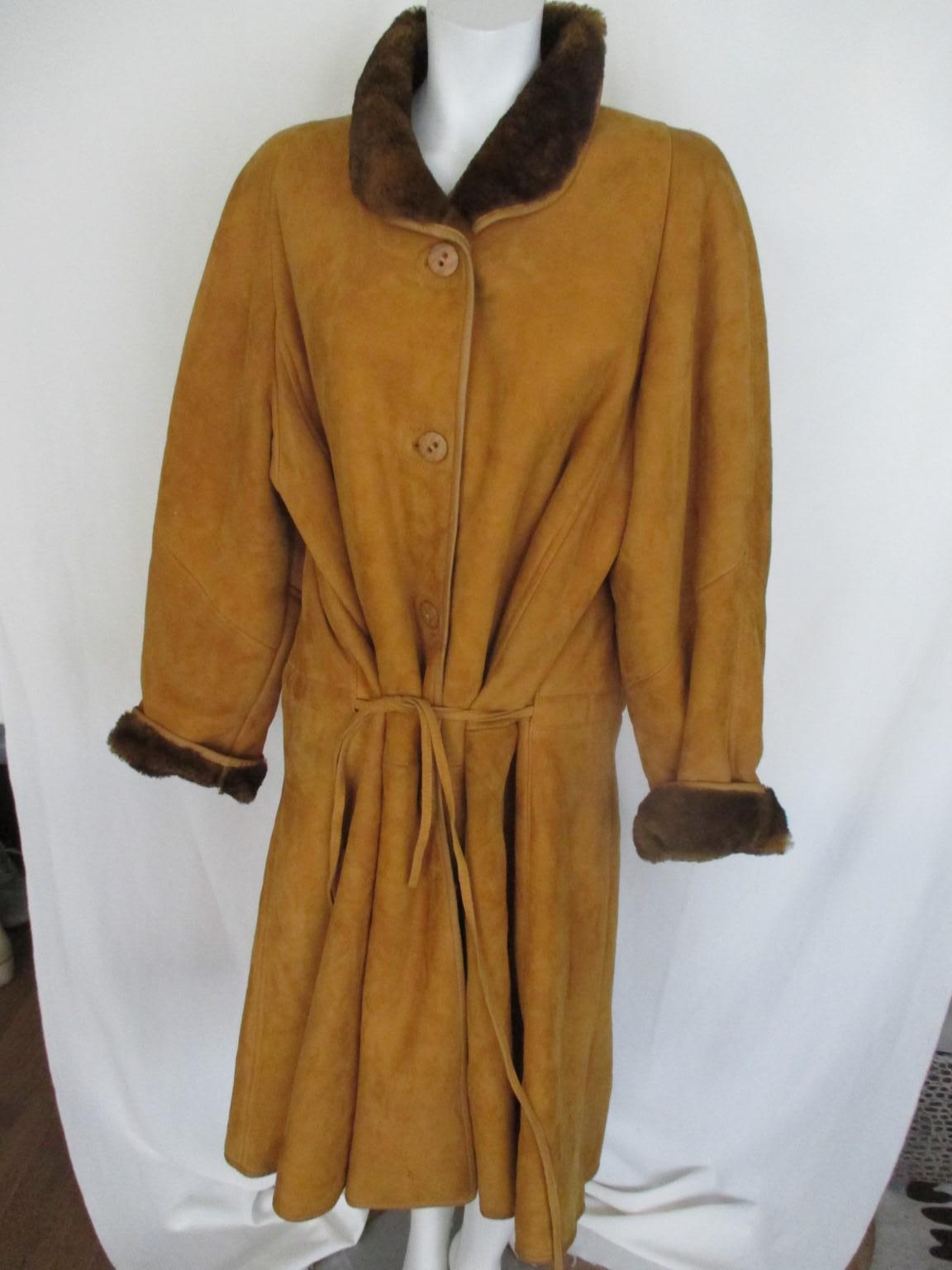 Mustard Yellow Tone Soft Lamb Shearling Flaired Coat In Good Condition In Amsterdam, NL