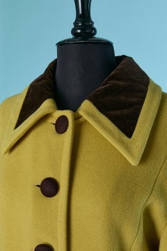 Manteau croisé en laine jaune moutarde avec détails en velours marron PIERRE CARDIN