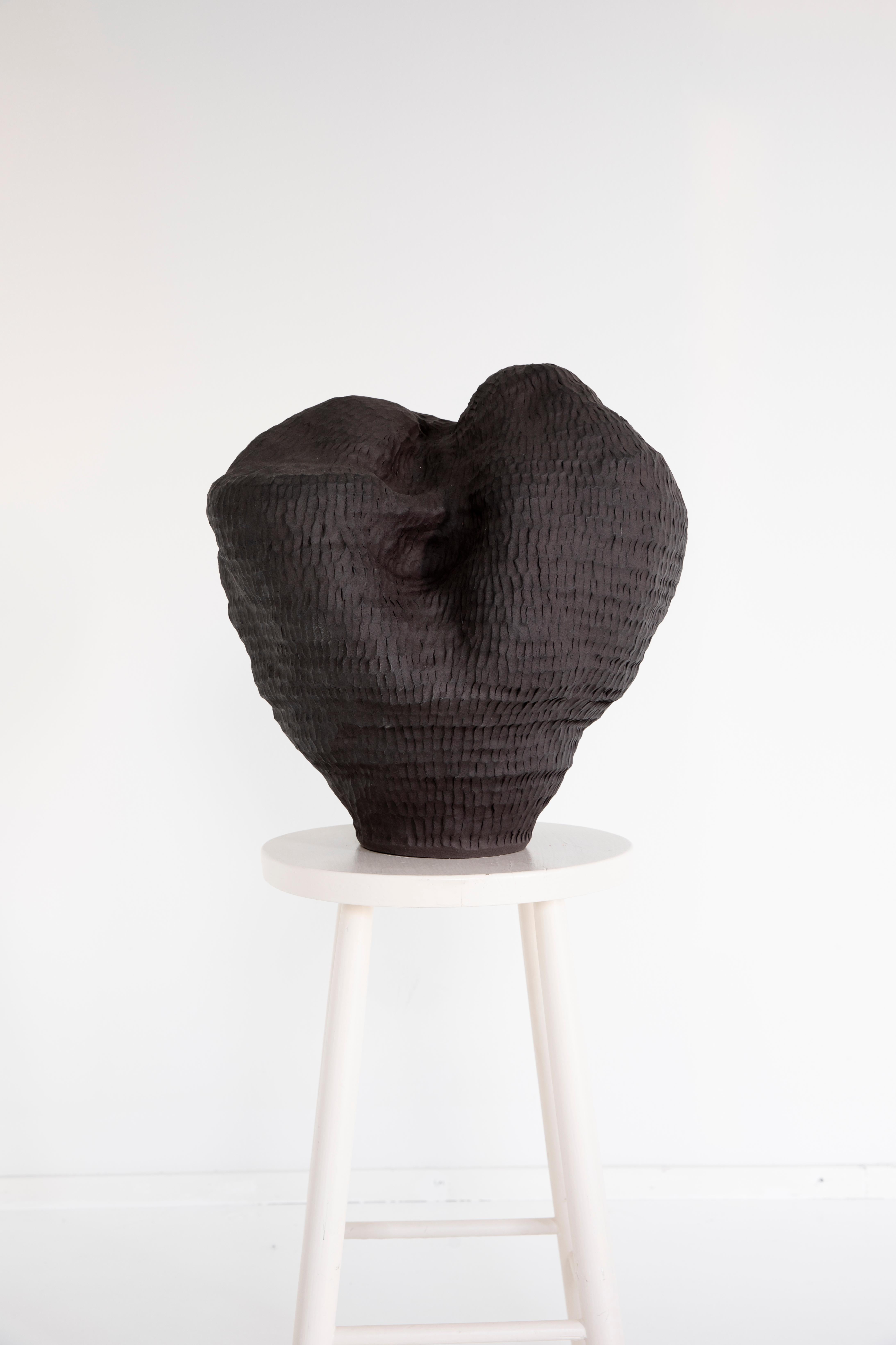 Oggetto decorativo Musti di Laura Pehkonen
Un pezzo unico.
Dimensioni: P 41 x L 41 x H 41 cm.
Materiali: Ceramica costruita a mano.

Laura Pehkonen (nata nel 1985) è un'artista ceramica e visiva che vive a Helsinki, in Finlandia. Si è laureata come