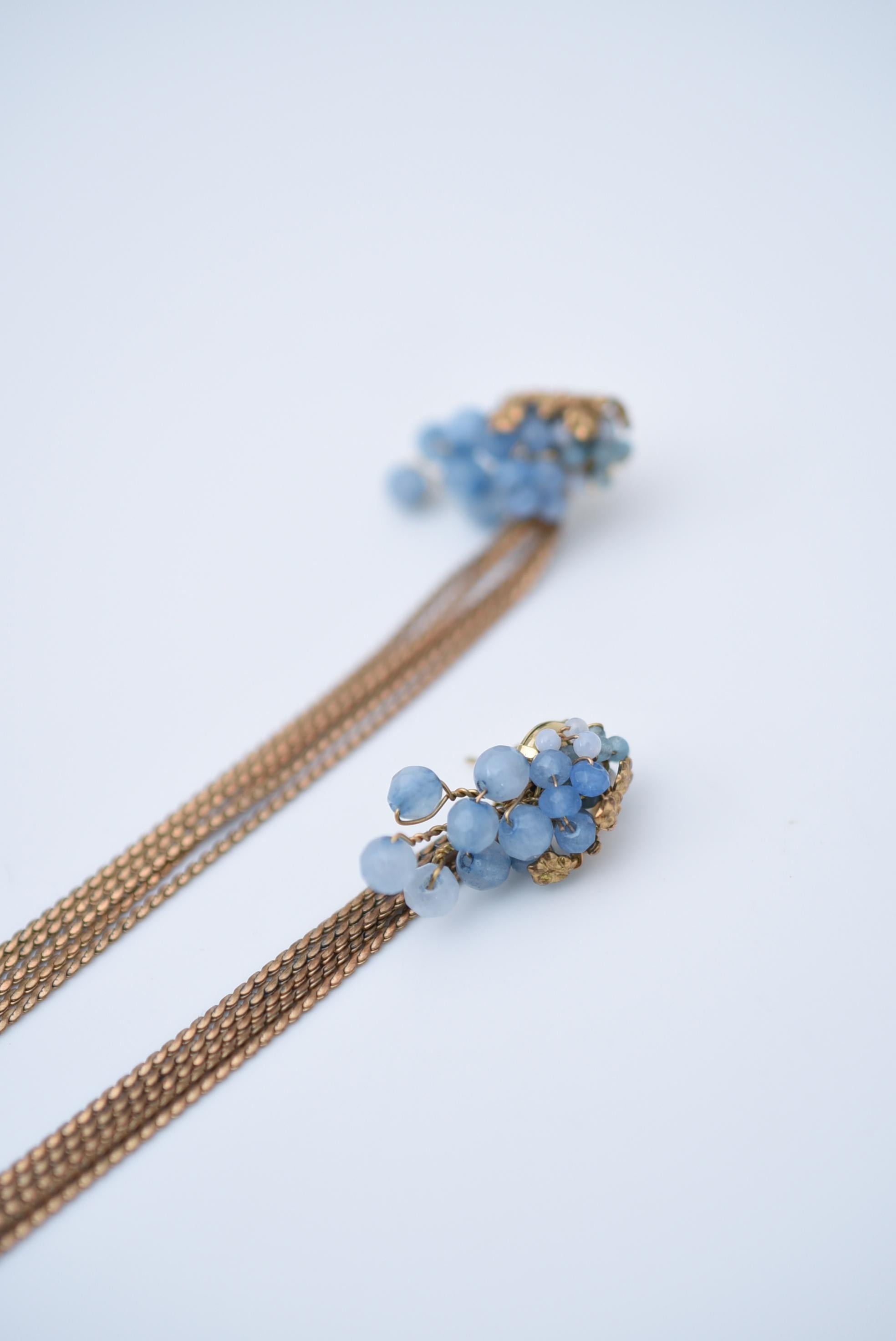 material:Brass, Blue Jade, Aquamarine
size:length 18cm

This series is designed with a fresh blue muscari motif.
The smoothly extending stems of the flowers are expressed by chains.


More than seven colors of natural stones such as aquamarine and