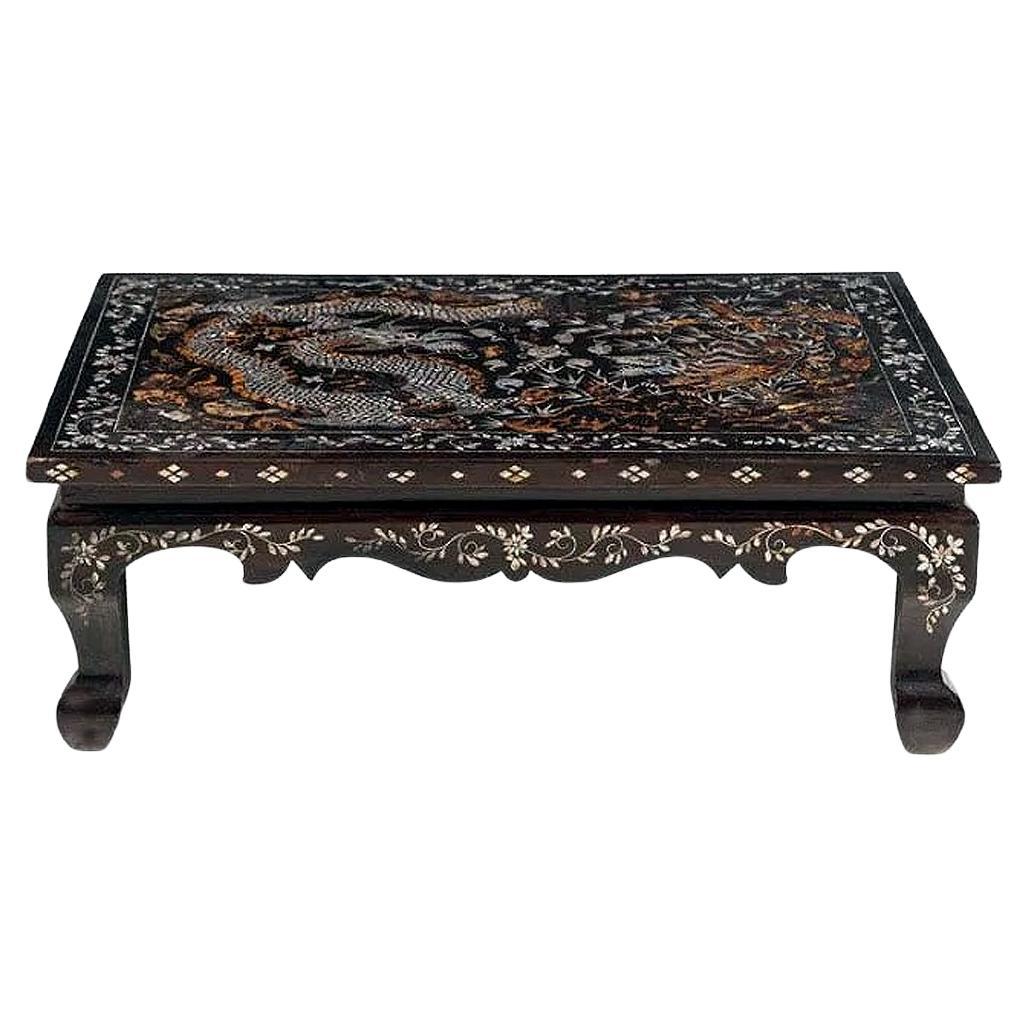 Schwarz lackierter koreanischer Holztisch mit feinen Intarsienarbeiten CIRCA Joseon-Dynastie (19. Jahrhundert), Museumsqualität. Der niedrige Tisch wurde traditionell auf den Boden oder das Bett gestellt und war nur für die Benutzung am Boden