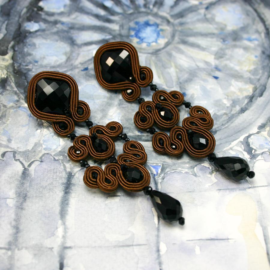 Musula Jet Schwarzes Gothic-Holz  Soutache-Ohrringe mit Silberverschluss  (Romantik) im Angebot