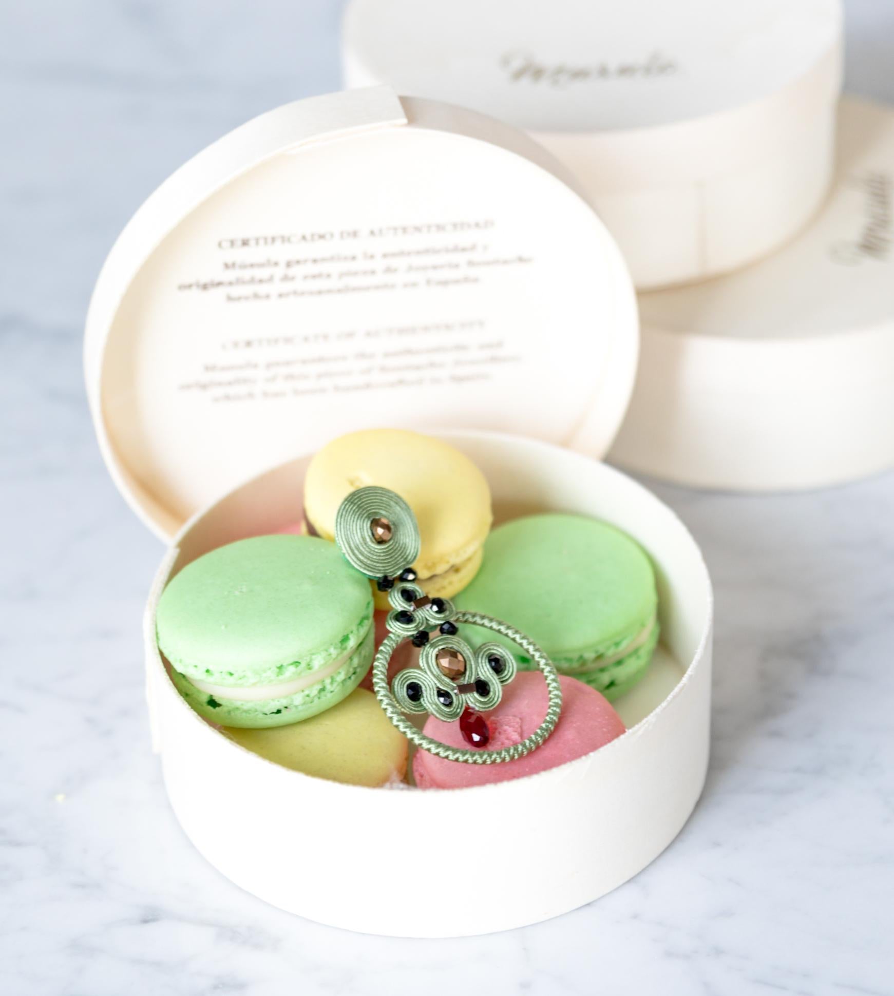 Musula La Patisserie Macarons Pistache Boucles d'oreilles
La collection La Patisserie est un hommage spécial aux amateurs de sucreries
Musula dans la collection automne 2021 veut  pour rendre hommage au monde doux et délicat de la pâtisserie. Les